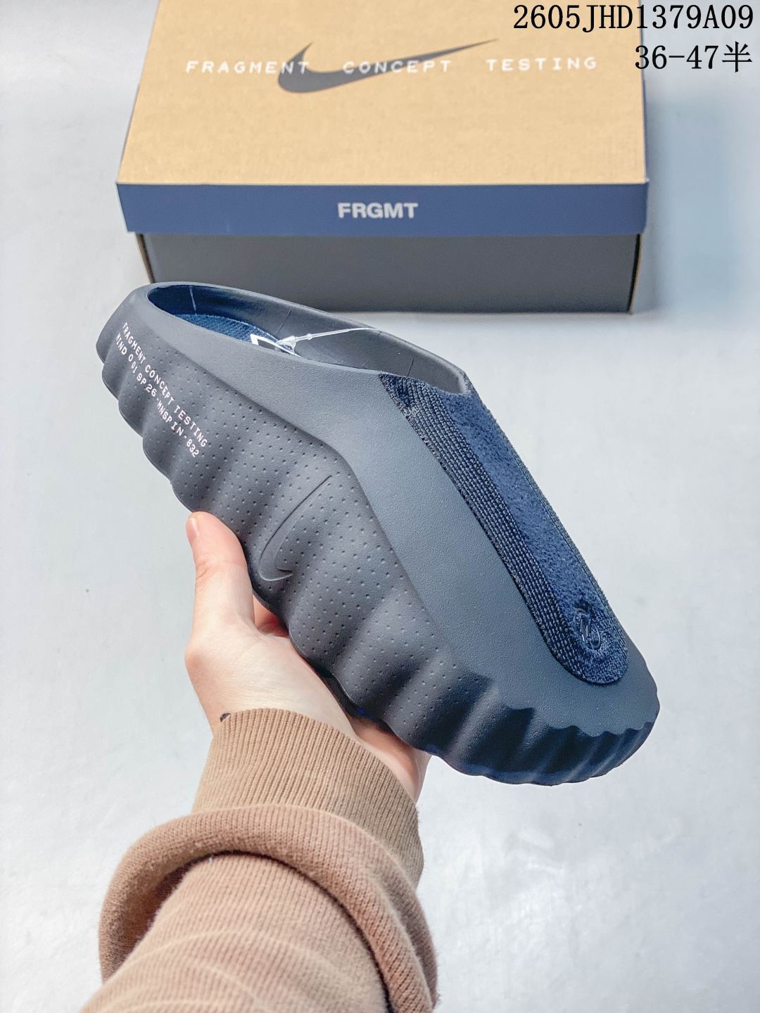 公司级✅Nike Mind 001 Recovery Slide 耐克 舒适柔软包头拖鞋 黑科技产物 作为耐克首款结合神经科学研发的鞋款 它最大的设计在于鞋底 鞋底嵌有22个独立泡棉节点 上脚后能有效刺激足底触觉 搭配吸睛的外观 适合在运动后放松时穿着 带来独特体验 货号:IQ8502-001 半 05JHD1379A09