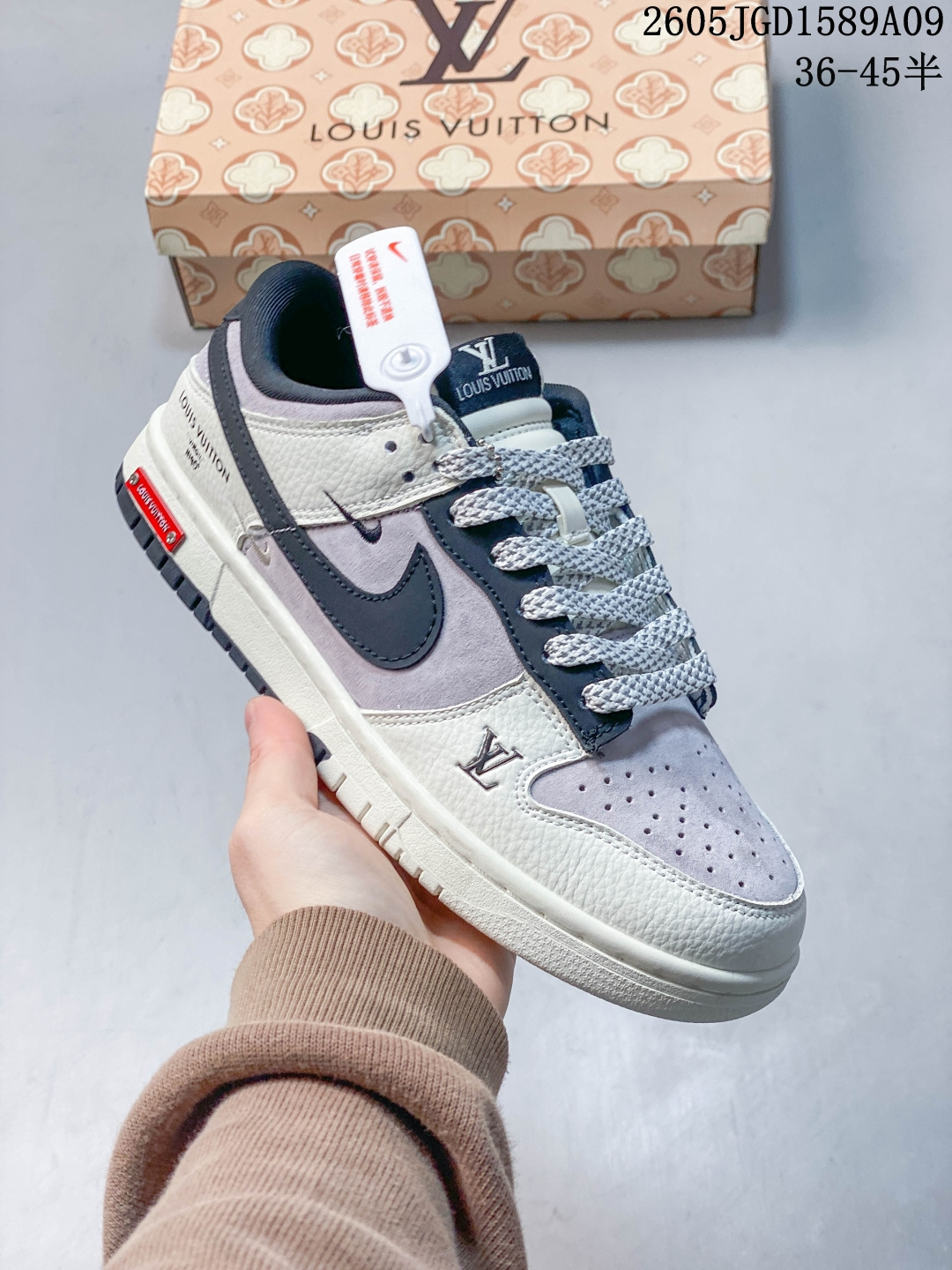 Nike Dunk 联名LV定制款 磨砂翻毛皮质感拉满,小logo低调暗藏奢华,软fufu的配色温柔又显脚小,日常通勤、街头出街一键百搭,上脚脚感轻盈不闷脚,男女同款 情侣,街氛围感直接拉满,鞋柜里不能缺的一双年度神款潮鞋! 半 05JGD1589A09
