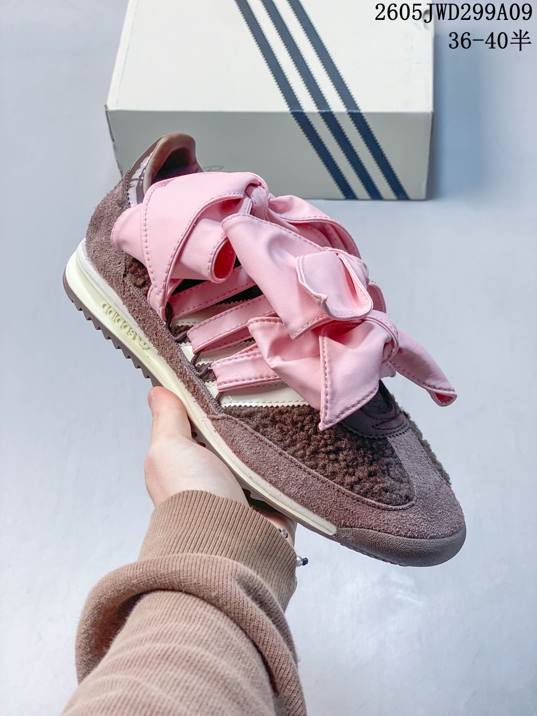 Caroline Hu Adidas Originals SL 72 OG W 蝴蝶结 时尚舒适薄底 防滑耐磨低帮板鞋 麂皮鞋面搭配亮面缎带蝴蝶结 甜酷风格鲜明 搭配白袜走芭蕾风穿搭 货号: JH7342 带半码 编号:105932 05JWD299A09
