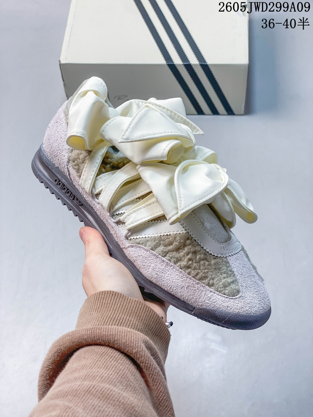 Caroline Hu Adidas Originals SL 72 OG W 蝴蝶结 时尚舒适薄底 防滑耐磨低帮板鞋 麂皮鞋面搭配亮面缎带蝴蝶结 甜酷风格鲜明 搭配白袜走芭蕾风穿搭 货号: JH7342 带半码 编号:105932 05JWD299A09