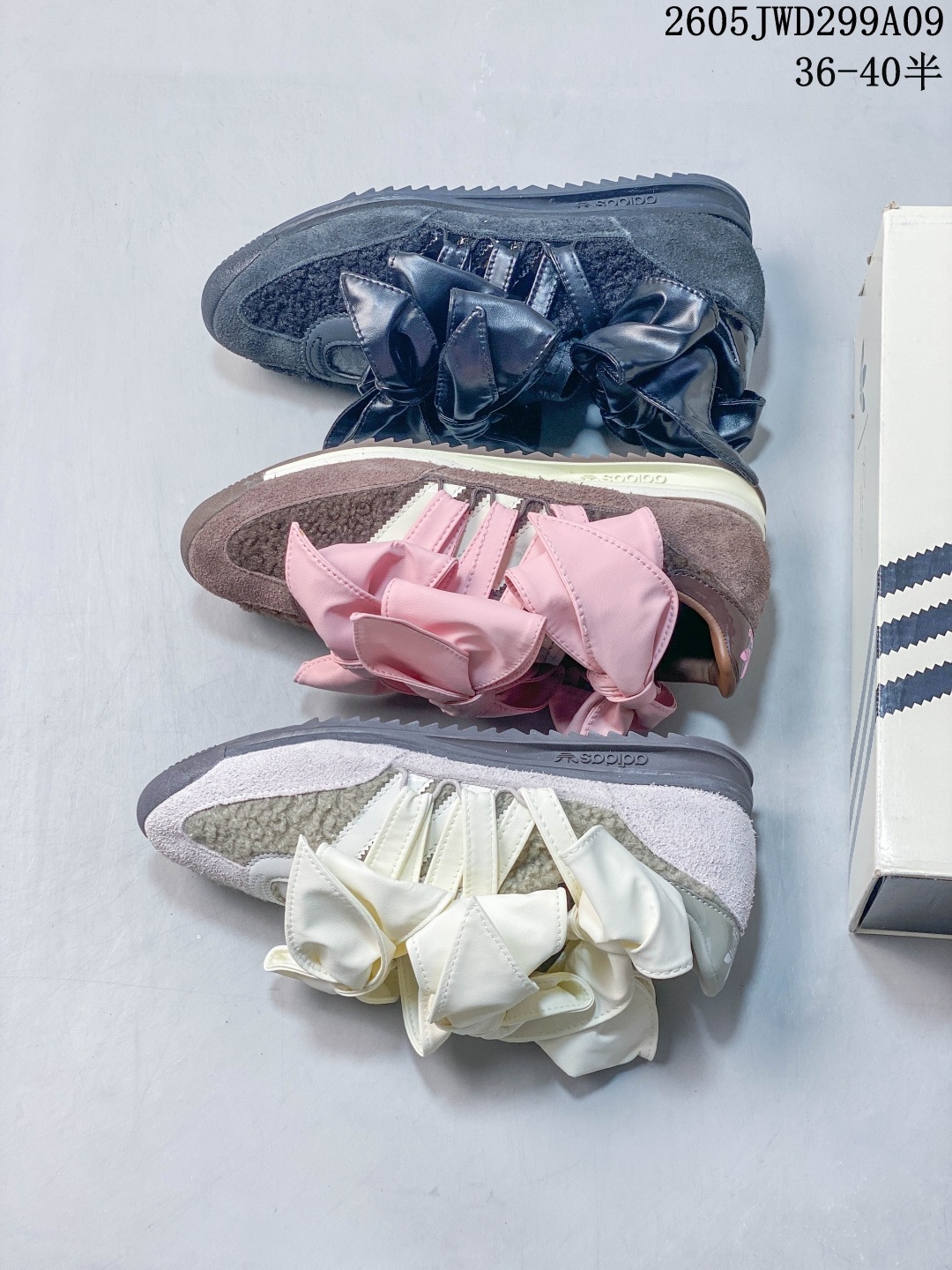 Caroline Hu Adidas Originals SL 72 OG W 蝴蝶结 时尚舒适薄底 防滑耐磨低帮板鞋 麂皮鞋面搭配亮面缎带蝴蝶结 甜酷风格鲜明 搭配白袜走芭蕾风穿搭 货号: JH7342 带半码 编号:105932 05JWD299A09