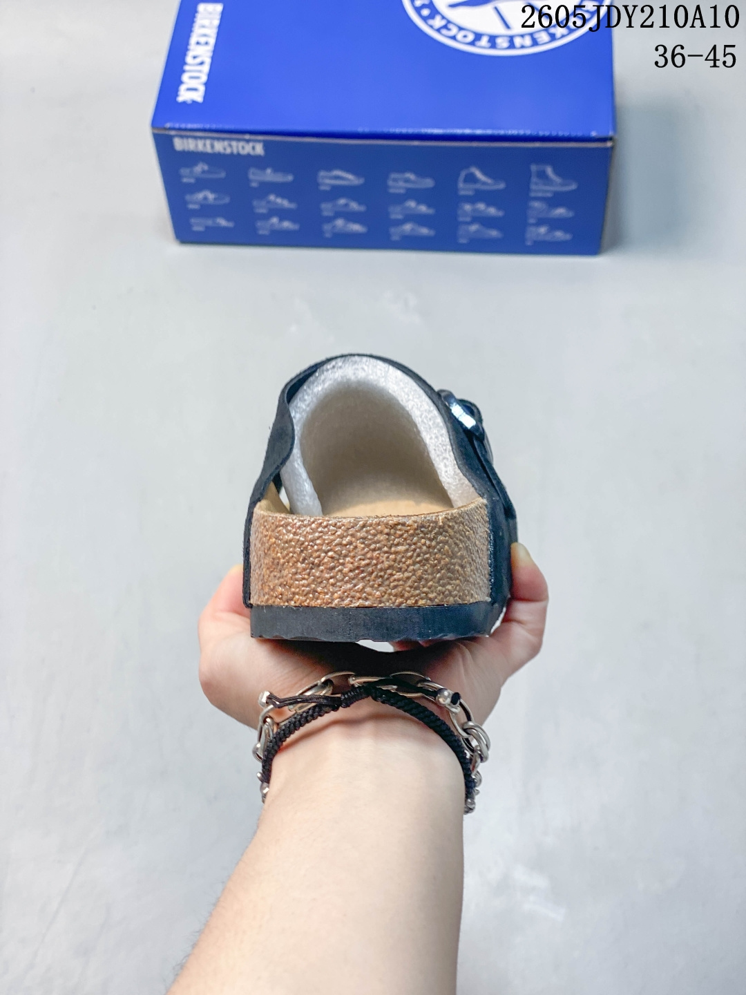 【公司级】彪马(PUMA)男女式运动板鞋 Suede XL Crush 防滑耐磨百搭舒适时尚休闲鞋 PUMA Black-Shadow Gray复古单品彪马 时尚 舒适 防滑耐磨 低帮 板鞋 男女同款.防滑耐磨#好穿不累脚 #好鞋推荐 - 带T的鞋子.PUMA面包鞋好有秋冬氛围感!上脚好舒服呀!可可爱爱 一眼爱住.建议尺码买大一码喔#最近很喜欢的鞋 #舍不得扔掉的鞋 #2024得物年度鞋王 #膨然心动的面包鞋 #一见钟情的面包鞋 #秋冬鞋柜大焕新. 货号: 403253 JDY210A10