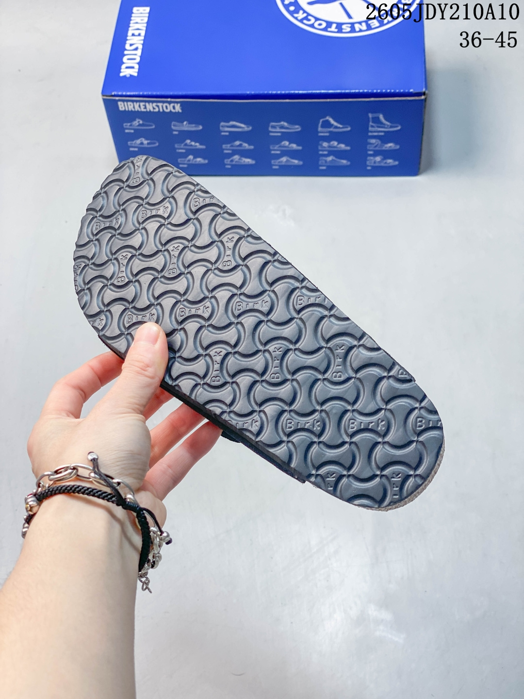 【公司级】彪马(PUMA)男女式运动板鞋 Suede XL Crush 防滑耐磨百搭舒适时尚休闲鞋 PUMA Black-Shadow Gray复古单品彪马 时尚 舒适 防滑耐磨 低帮 板鞋 男女同款.防滑耐磨#好穿不累脚 #好鞋推荐 - 带T的鞋子.PUMA面包鞋好有秋冬氛围感!上脚好舒服呀!可可爱爱 一眼爱住.建议尺码买大一码喔#最近很喜欢的鞋 #舍不得扔掉的鞋 #2024得物年度鞋王 #膨然心动的面包鞋 #一见钟情的面包鞋 #秋冬鞋柜大焕新. 货号: 403253 JDY210A10