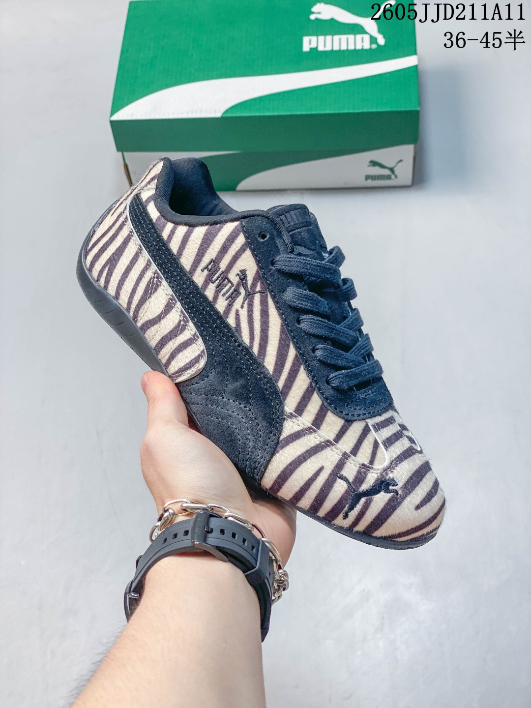 彪马PUMA Palermo OG 防滑耐磨低帮德训板鞋 男女运动鞋,ARMY TRAINER OG休闲鞋沿用德训鞋经典外观 鞋身和鞋舌分别添加了品牌标志性 Logo和元素,简约耐穿且上脚轻盈 柔软皮革鞋面 营造出德训鞋的复古质感DX. 货号:403356 01 JJD211A11