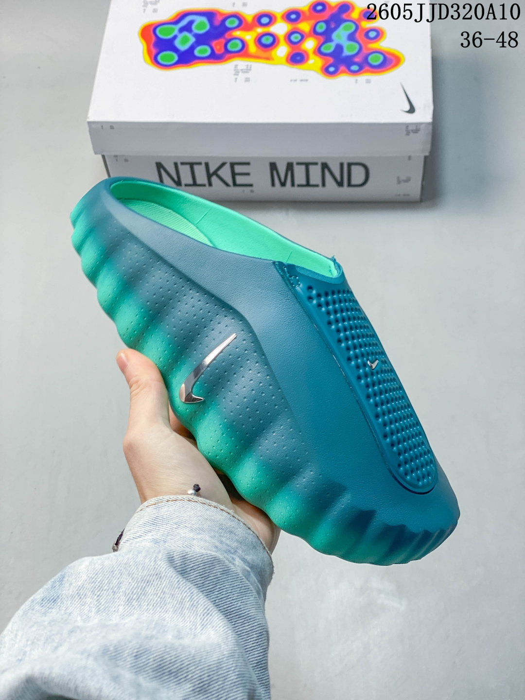 耐克Nike Mind 001 黑科技足底按摩舒适贴合训练鞋 该系列首作 Mind 001 从神经科学中汲取灵感,打造出一款不仅外观独特,更能为穿着者带来别样感知体验的球鞋,此次新作将继续延续此核心方向.历时十年打磨的 Mind 系列,承载着 Nike 对未来鞋款的愿景呈现.系列中的每双鞋,外底均由 22 个独立泡沫结节构成,旨在模拟赤足般的体验.这些结节通过与足底感官感受器的相互作用,从而促进人体的自然步态. 货号:HQ4307 编号:100122 05JJD320A10