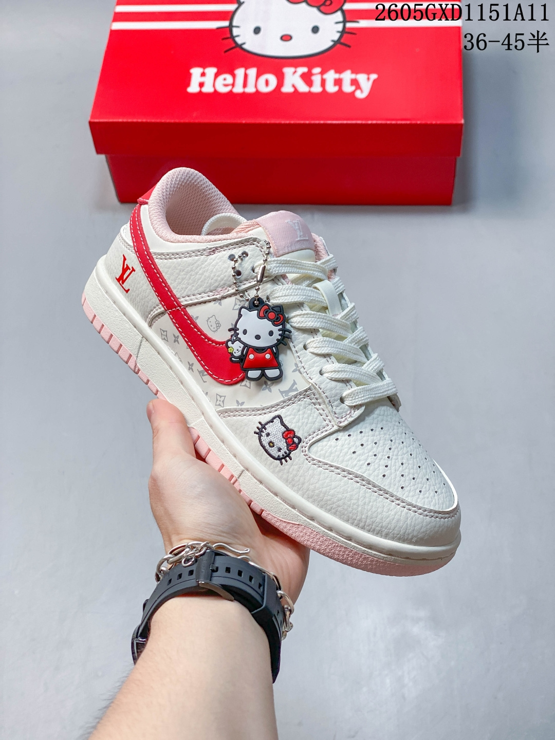 当LV老花遇上Hello Kitty,这双Dunk直接把甜酷奢潮焊在脚上!奶白鞋身搭配红粉撞色,鞋身满印的老花+Kitty暗纹,搭配鞋侧的Kitty刺绣和后跟LV标识,细节里全是少女心与奢潮感的碰撞.红勾+粉底的配色,上脚软萌又亮眼,日常出街自带甜妹滤镜.经典Dunk版型百搭不挑人,无论是甜妹风还是混搭风,都能轻松驾驭,解锁属于你的奢甜少女感. 半 货号:NH0601-493 05GXD1151A11