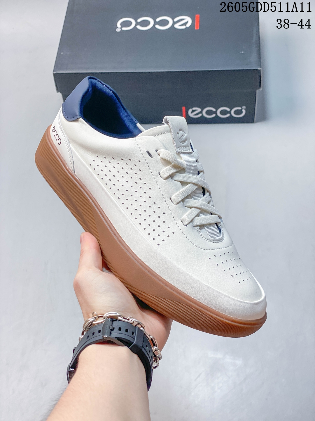 ECCO男款运动登山鞋 轻盈减震牛皮耐磨户外跑鞋 越野系列 甄选优质牛皮革搭配纺织衬里 防污透气，户外无忧 无惧旷野 提供出色的能量回弹和缓震支撑 长距离不累脚 驰骋百公里 直接注塑工艺连接鞋面与鞋底 一体成型，合脚稳固 贴合舒适 预防前冲 橡胶外底多地形适应，抓地耐磨 为每一次徒步提供稳定支撑 动态平衡 无惧陡坡 简约设计 穿型入野 05GDD511A11 image 1