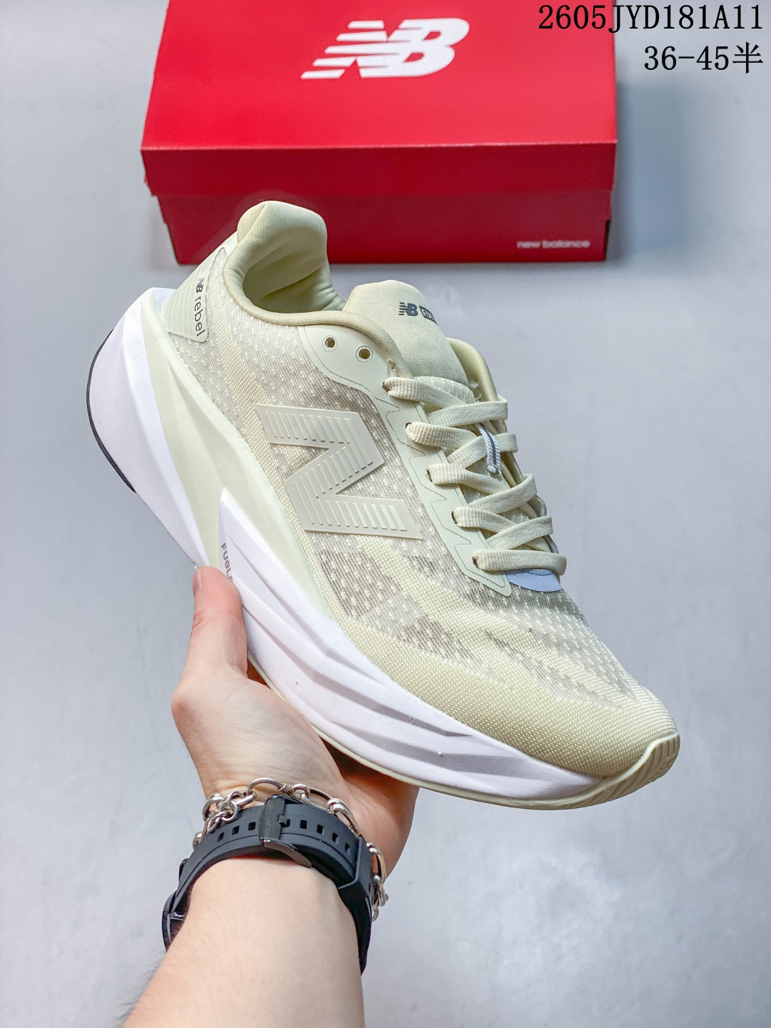 New Balance/新百伦 男女鞋采用超轻透气合成网状材料结构鞋面材质,中底嵌入FuelCell轻量化技术避震中底,外置防滑耐磨橡胶底片❗️ 创新与改变,NB新百伦New Balance FuelCell Rebel V2 叛逆者V2系列超轻量化低帮休闲运动慢跑鞋 类型:男女鞋 编码:260512365.822 05JYD181A11