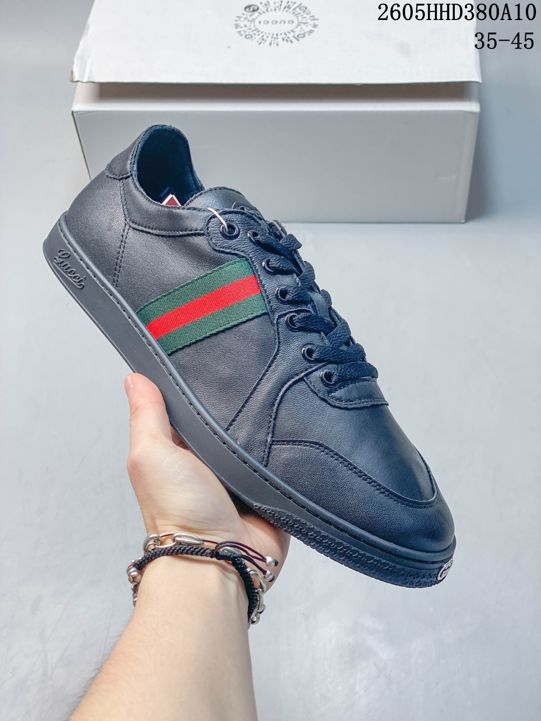 GUCCI古驰 Stretch 皮革软皮圆头系带手工做旧效果低帮板鞋 Gucci(古驰)是源于意大利的时装奢饰品牌,是全球奢侈品品牌之一.由古驰奥•古驰在1921年于意大利佛罗伦萨创办.古驰的严品包括时装、皮具、皮鞋、手表、领带、丝巾、香水、家居用品及宠物用品等,借由其独特的创意和革新,以及精湛的意大利工艺闻名于世.GUCCl品牌时装一向以高档、豪华、性感而闻名于世,以“身份与财富之象征”品牌形象成为富有上流社会的消费宠儿.古驰—-永恒而经典并深受明星们的青睐,品牌灵感源自演员,公主和名媛等杰出女性. HHD380A10