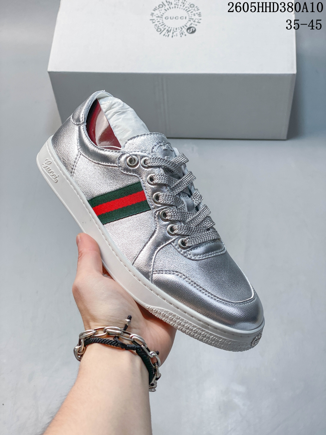 GUCCI古驰 Stretch 皮革软皮圆头系带手工做旧效果低帮板鞋 Gucci(古驰)是源于意大利的时装奢饰品牌,是全球奢侈品品牌之一.由古驰奥•古驰在1921年于意大利佛罗伦萨创办.古驰的严品包括时装、皮具、皮鞋、手表、领带、丝巾、香水、家居用品及宠物用品等,借由其独特的创意和革新,以及精湛的意大利工艺闻名于世.GUCCl品牌时装一向以高档、豪华、性感而闻名于世,以“身份与财富之象征”品牌形象成为富有上流社会的消费宠儿.古驰—-永恒而经典并深受明星们的青睐,品牌灵感源自演员,公主和名媛等杰出女性. HHD380A10