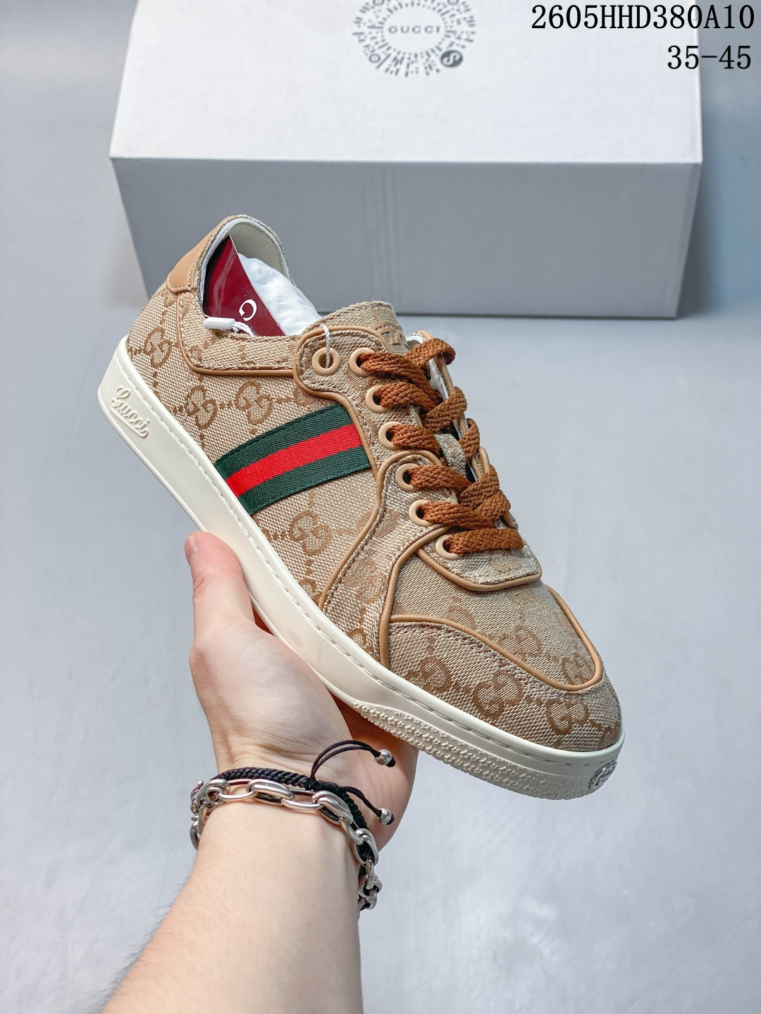 GUCCI古驰 Stretch 皮革软皮圆头系带手工做旧效果低帮板鞋 Gucci(古驰)是源于意大利的时装奢饰品牌,是全球奢侈品品牌之一.由古驰奥•古驰在1921年于意大利佛罗伦萨创办.古驰的严品包括时装、皮具、皮鞋、手表、领带、丝巾、香水、家居用品及宠物用品等,借由其独特的创意和革新,以及精湛的意大利工艺闻名于世.GUCCl品牌时装一向以高档、豪华、性感而闻名于世,以“身份与财富之象征”品牌形象成为富有上流社会的消费宠儿.古驰—-永恒而经典并深受明星们的青睐,品牌灵感源自演员,公主和名媛等杰出女性. HHD380A10