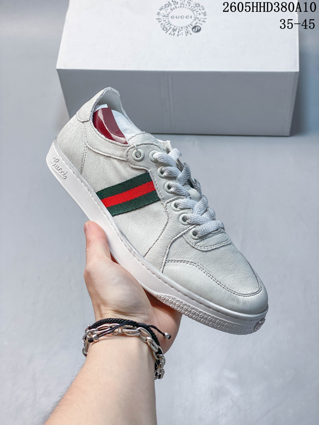GUCCI古驰 Stretch 皮革软皮圆头系带手工做旧效果低帮板鞋 Gucci(古驰)是源于意大利的时装奢饰品牌,是全球奢侈品品牌之一.由古驰奥•古驰在1921年于意大利佛罗伦萨创办.古驰的严品包括时装、皮具、皮鞋、手表、领带、丝巾、香水、家居用品及宠物用品等,借由其独特的创意和革新,以及精湛的意大利工艺闻名于世.GUCCl品牌时装一向以高档、豪华、性感而闻名于世,以“身份与财富之象征”品牌形象成为富有上流社会的消费宠儿.古驰—-永恒而经典并深受明星们的青睐,品牌灵感源自演员,公主和名媛等杰出女性. HHD380A10