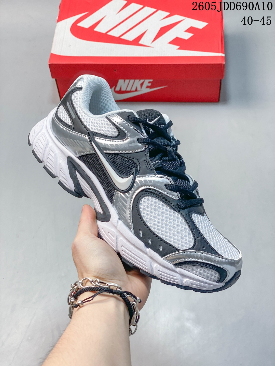 耐克 Nike V5 RNR 舒适百搭防滑耐磨 低帮休闲鞋 鞋面是大网孔设计 透气性超强 夏天穿完全不会闷脚 特别适合现在这种天气 中底是泡棉材质 脚感特别舒适 走一天脚都不会累 而且这双鞋一年四季都能穿 无论是日常休闲 慢跑还是通勤 都能轻松驾驭 05JDD690A10
