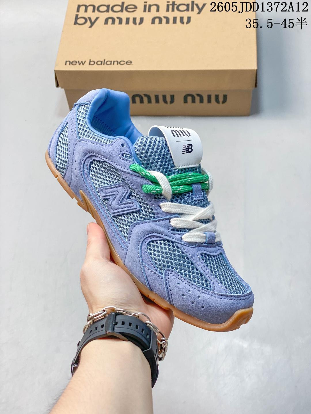 Miu Miu缪缪 x New Balance NB530 银色联名复古运动休闲阿甘德训鞋 原版开发从经典NB530运动鞋中汲取灵感推出了自己的迭代版本530SL.该运动鞋采用解构和轻盈的设计,带点彷旧的布料包覆着 New Balance 530的轮廓,刻意磨损、不均匀的皮革色调,让波鞋多了不同的个性 这款联名鞋款配有双鞋带设计,包括白色、橙色、棕色和黄色鞋带,营造出随性系起的感觉,为整体感又多了几分 Boyish 以及率性感开春走秀场曝光、非常流行的美拉德配色平底鞋,双鞋带设计、独特风格,非常有质感!上脚非常轻便 百搭 全球以及国内社交平台已爆众多上脚图 多位顶级流量明星立捧 ▪面料: 原版定制进口头层牛皮A级高丝光皮料 ▪内里:原版进口羊皮里 ▪鞋底:原版开模防滑生胶底 半 05JD1372A12