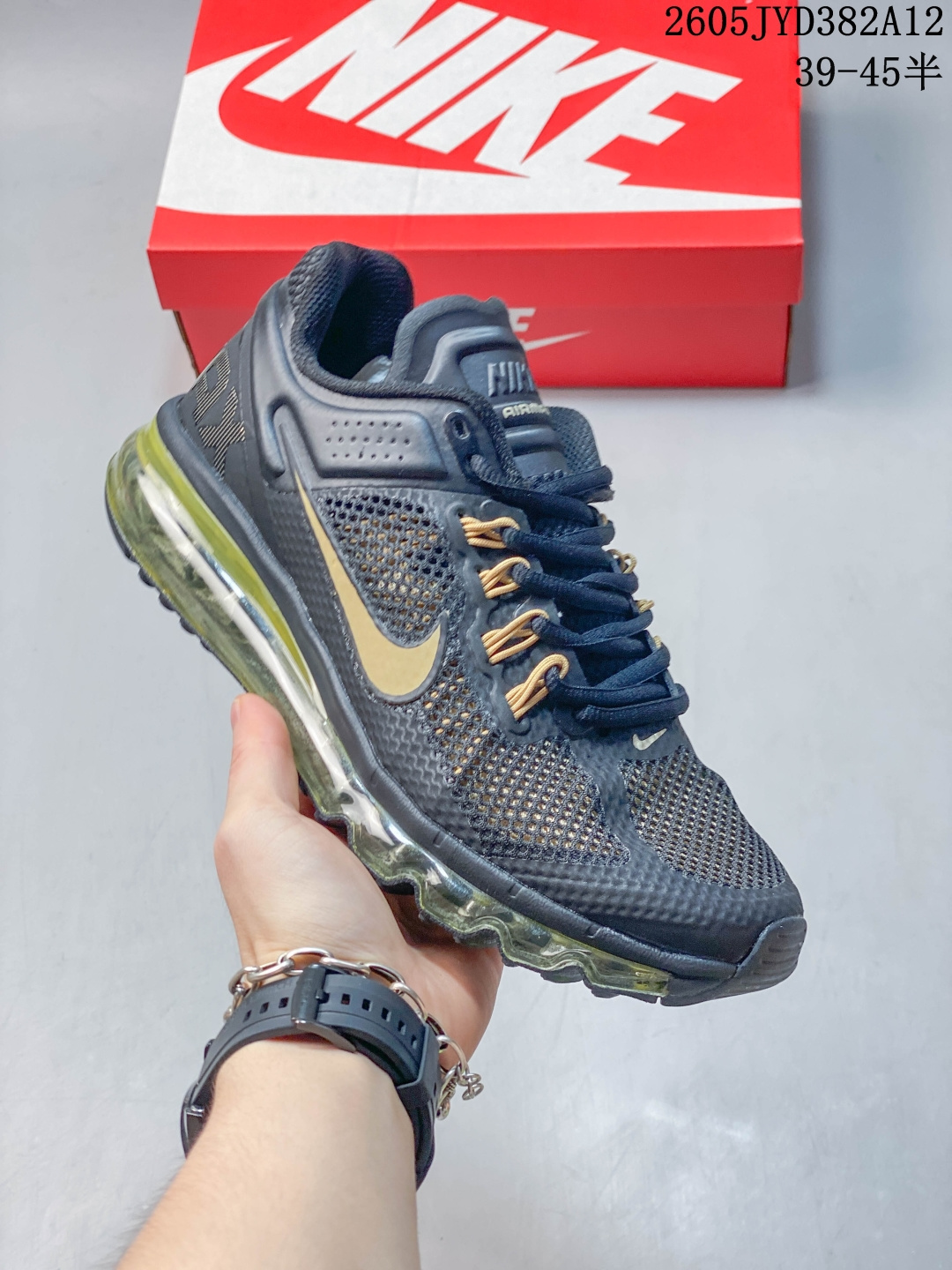 【公司级】耐克 Nike Air Max 系列经典人气单品强势回归.Nike Air Max 2013 男子气垫运动鞋 厚底增高跑步鞋,延续以往的时尚格调和运动风范,采用透气网眼布和无缝覆面,助你保持清爽感受,塑就焕新造型.Flywire 飞线设计搭配 Air Max 缓震配置,缔造出众舒适感和支撑效果.可视化 Air Max 缓震配置,可缔造非凡舒适体验,织物与合成材质组合鞋面,塑就出众透气性和耐穿性,Flywire 飞线技术,实现支撑贴合表现,橡胶外底搭配凹槽设计,营造自然流畅的运动体验,泡绵中底,橡胶外底. JYD382A12