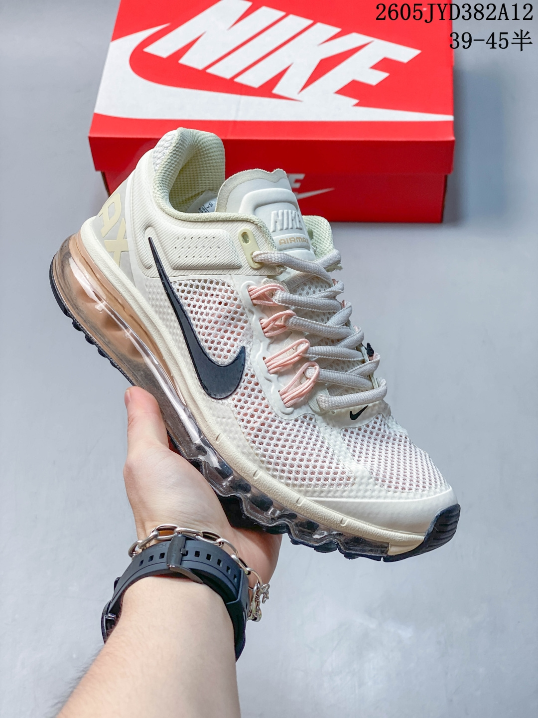 【公司级】耐克 Nike Air Max 系列经典人气单品强势回归.Nike Air Max 2013 男子气垫运动鞋 厚底增高跑步鞋,延续以往的时尚格调和运动风范,采用透气网眼布和无缝覆面,助你保持清爽感受,塑就焕新造型.Flywire 飞线设计搭配 Air Max 缓震配置,缔造出众舒适感和支撑效果.可视化 Air Max 缓震配置,可缔造非凡舒适体验,织物与合成材质组合鞋面,塑就出众透气性和耐穿性,Flywire 飞线技术,实现支撑贴合表现,橡胶外底搭配凹槽设计,营造自然流畅的运动体验,泡绵中底,橡胶外底. JYD382A12