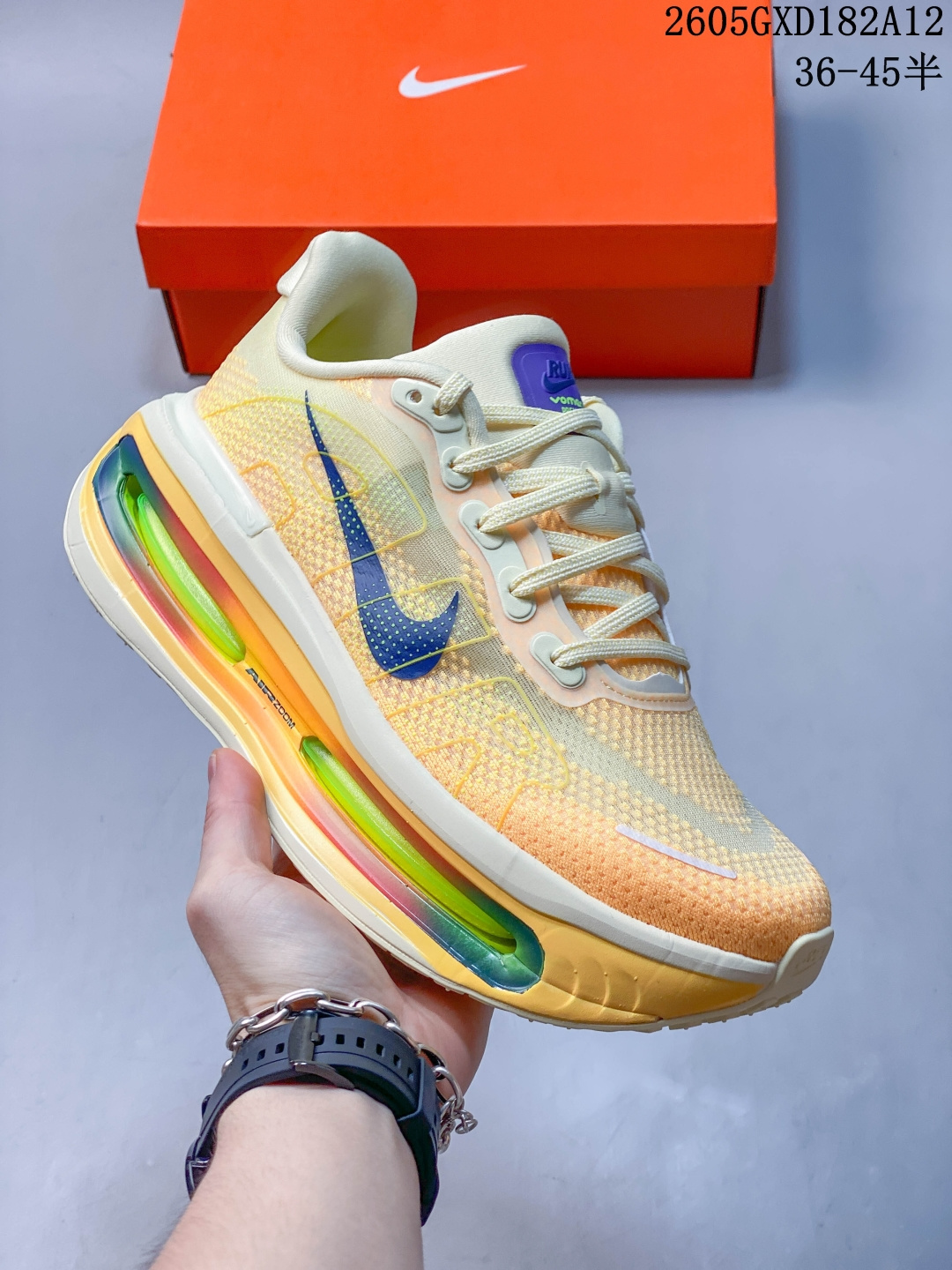 Nike/ 男女鞋制，升原楦开发纸版楦型，采用弹性工程网眼布鞋面材质，内里嵌入定型海绵，中底ZoomX 减震泡绵与 Air Zoom 气垫单元相结合，外置滑耐磨锯齿橡胶大底❗缓震再革新！Nike Vomero Premium 顶迈柔系列低帮轻量厚底休闲运动慢跑鞋 HQ2050 类型：男女鞋 码数：36 36.5 37.5 38 38.5 39 40 40.5 41 42 42.5 43 44 45 46 编码：260513455.822 05GXD182A12 image 1