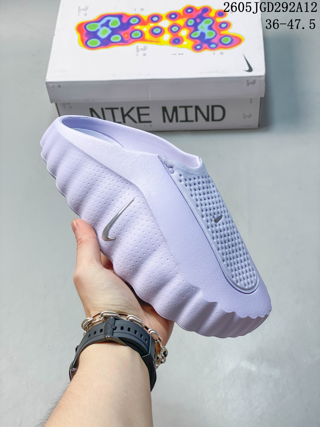 Nike Mind 001 耐克 足底按摩科技风包头拖鞋专为室内外综合训练打造 整体以红色为主,鞋面是穿孔的透气织物材质,侧面装饰着闪亮的金属铬迷你Swoosh Logo,简约中带着亮点;后跟做了分层褶皱设计,还压印有精致的”Mind“字样铭牌,细节质感直接拉满;从Mind 001到Mind 002,这双鞋最特别的就是鞋底藏着22个独立泡棉节点,看起来科技感满满.此外,鞋垫左脚印”Nike Mind“,右脚印”Scienceh Departmentb“细节直接拉满. 男货号:HQ4307-002 女货号:HQ4309-002 带半码 编号:105924 05JGD292A12
