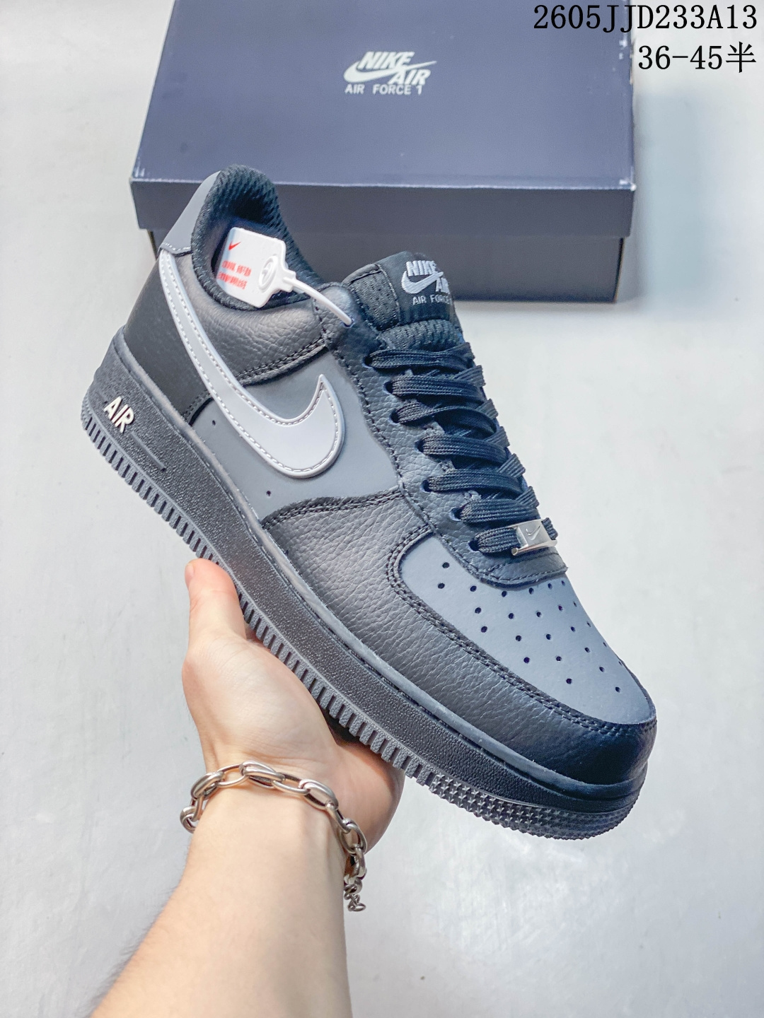 Nike Air Force 1’07空军一号低帮百搭休闲运动板鞋。柔软、弹性十足的缓震性能和出色的中底设计，横跨复古与现代的外型结合，造就出风靡全球三十多年的Force 1。 货号:IR1475-010 尺码:36 36.5 37.5 38 38.5 39 40 40.5 41 42 42.5 43 44 45 ID:JJD101-FJK 05JJD233A13 image 1