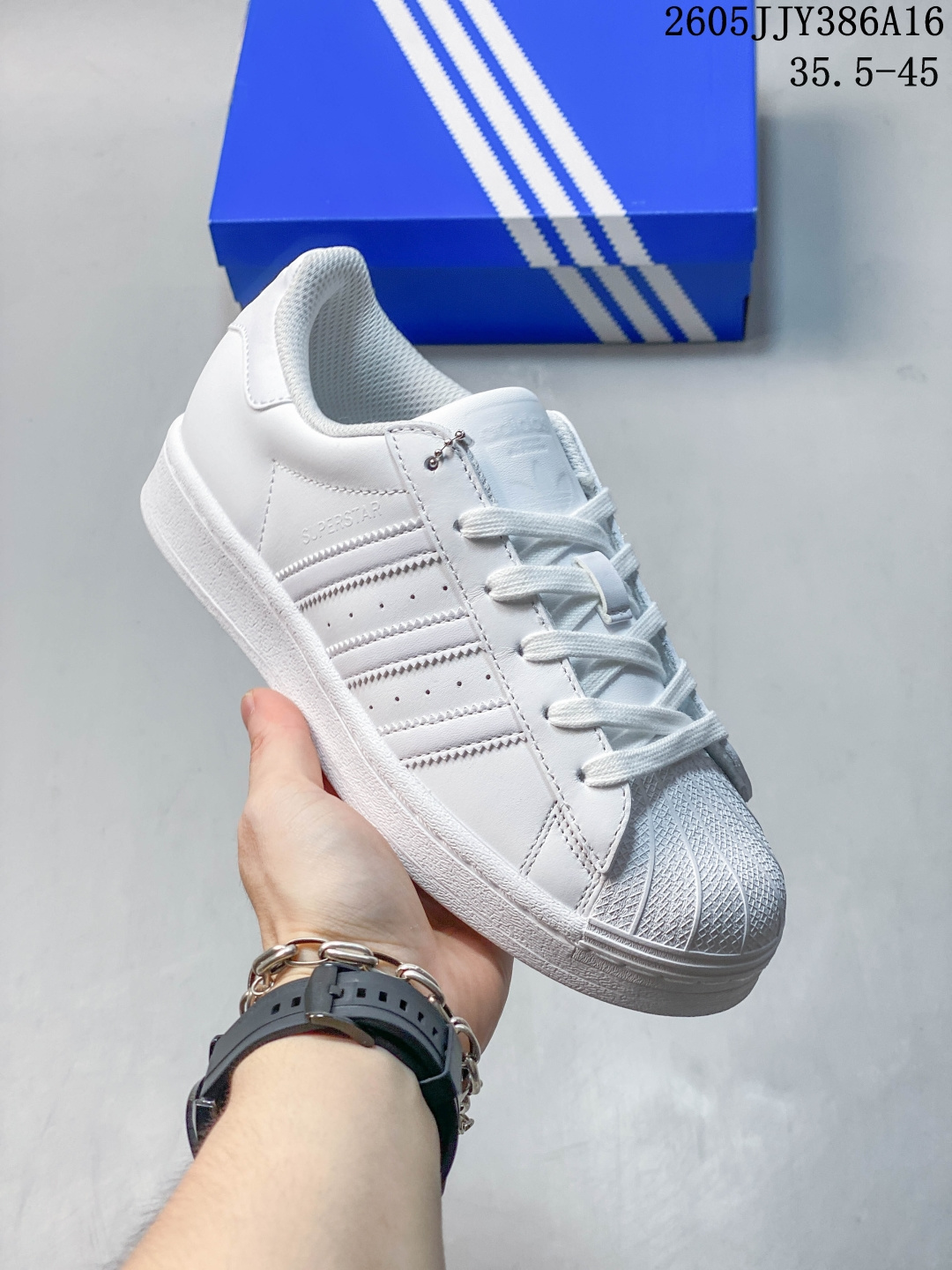 ▪️H11顶▪️实拍鉴赏图▪️ adidas originals Superstar 2 贝壳头定制球鞋 简约经典 舒适时尚 复古板鞋 #独家 原底原料 开模打造 #织唛鞋标 高精密准度 #原楦原纸板开发 匹配98%以上 #后跟垫棉独家呈现 反口里弧度正确 #鞋垫 背胶 后跟电绣针数 与一致 #皮料 车缝线 质感无敌 #皮料切割干净 无任何毛边 清洁度细节完美 #进口港宝加持 后跟自然饱满 还原公司包裹性 #鞋面采用数据贴合技术 #全方位贴合包裹脚型 #鞋跟部鞋底牵引设计 #提供强大的抓地性能 #更适应不同实战场地路面 Size：35.5 36 36.5 37.5 38 38.5 39 40 40.5 41 42 42.5 43 44 45 05JJY386A16 image 1