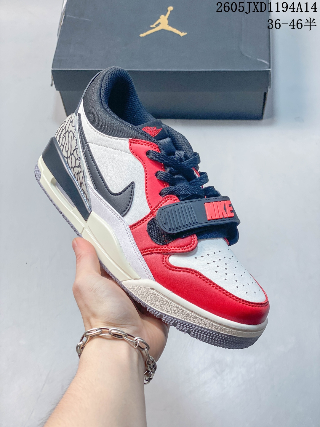 •极致性价比 Air Jordan Legacy AJ312 复古篮球鞋 市场最强独一档产物 全套原纸板楦头开发 大底磨具加持立体防滑纹理 原档数据后跟TPU子母扣魔术贴 可视Air Sole气垫 原汁原味最完美的312代版型 唯一正确鞋头趴度弧度高度鞋身腰线 进口港宝加持 后跟自然饱满 全鞋荧光划线卡点 追求极致完美 每一双都是工艺品 多重QC质检 超越公司货的品控标准 实实在在的免检产品 鞋身采用了皮革材质打造 横跨鞋面的魔术贴十分吸睛 侧面的Swoosh Logo的一部分被鞋面遮挡了一部分 颇具玩味 魔术贴上标有NK标识 而鞋舌上是Jordan的经典红色飞翼Logo 后跟和鞋底均采用了AJ3的设计 后跟上同样也使用了经典的爆裂纹图案 货号：CD7069-106 SIZE：36 36.5 37.5 38 38.5 39 40 40.5 41 42 42.5 43 44 44.5 45 46 05JXD1194A14 image 1