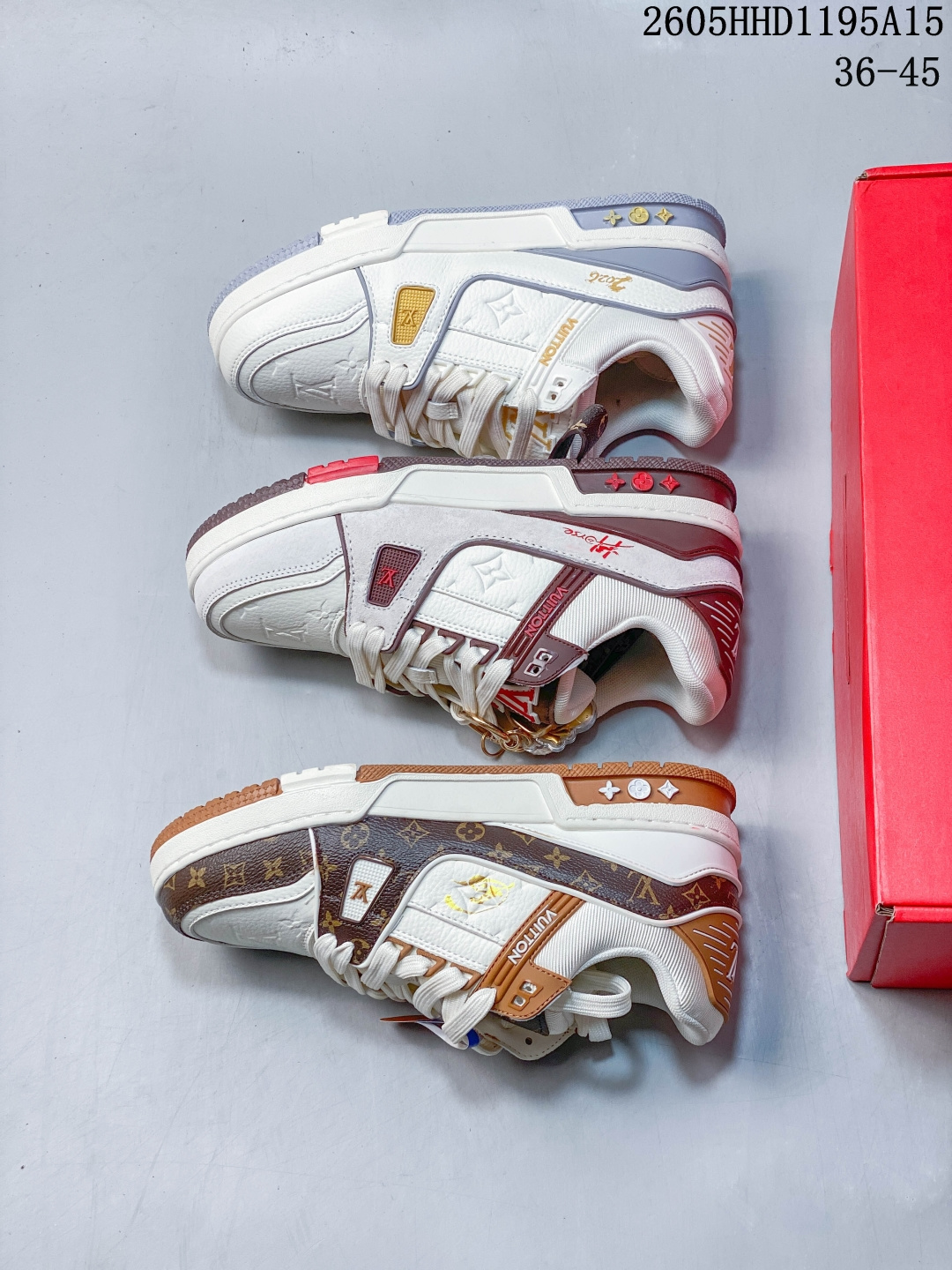 LV TRAINER白红深棕(中国红限定礼盒-钥匙扣丢失扣30元) 26年限定中国红礼盒及全套包装说明书防尘布袋物件，完美楦型，独家开模定制！ trainer这个系列是路易威登融合街头潮流与高时装的标志性之作。在材料选用上，鞋面采用Monogram印花与Monogram压纹粒面牛皮革的搭配，呈现出独特的复古韵味。荔枝纹粒面头层牛革鞋面，触感细腻且富有韧性，自带自然的皮革纹理，彰显高质感，为鞋子增添了丰富的层次感。鞋垫采用超软乳胶材质，零磨合不磨脚，软乎乎的皮质包裹感超棒，鞋底则采用橡胶材质，刻有经典的Monogram花卉纹路，不仅防滑，还带走缓震效果还极具设计感。做工方面，TRAINER系列板鞋展现了精湛的工艺水准。鞋头采用圆润设计，空胶工艺搭配包边工艺，不仅美观，还能有效防踢蹭。鞋舌、侧面和后部饰有LV字母，侧面还有Vuitton标识，均做工精细，彰显品牌身份。鞋身走线工整均匀，看不到任何多余的线头，皮革的拼接处也处理得极为细腻，体现了我们对细节的极致追求。百搭属性直接封神！配牛仔裤是复古街头风，搭西装裤秒变松弛通勤感，甚至配半身裙都甜妹感拉满，堪称"衣柜万能钥匙"。这双集颜值、质感、实穿性于一体的奢牌板鞋！ 货号：2A8DM13VL 尺码/SIZE：36 37 38 39 40 41 42 43 44 45（不带半） 05HHD1195A15 image 1