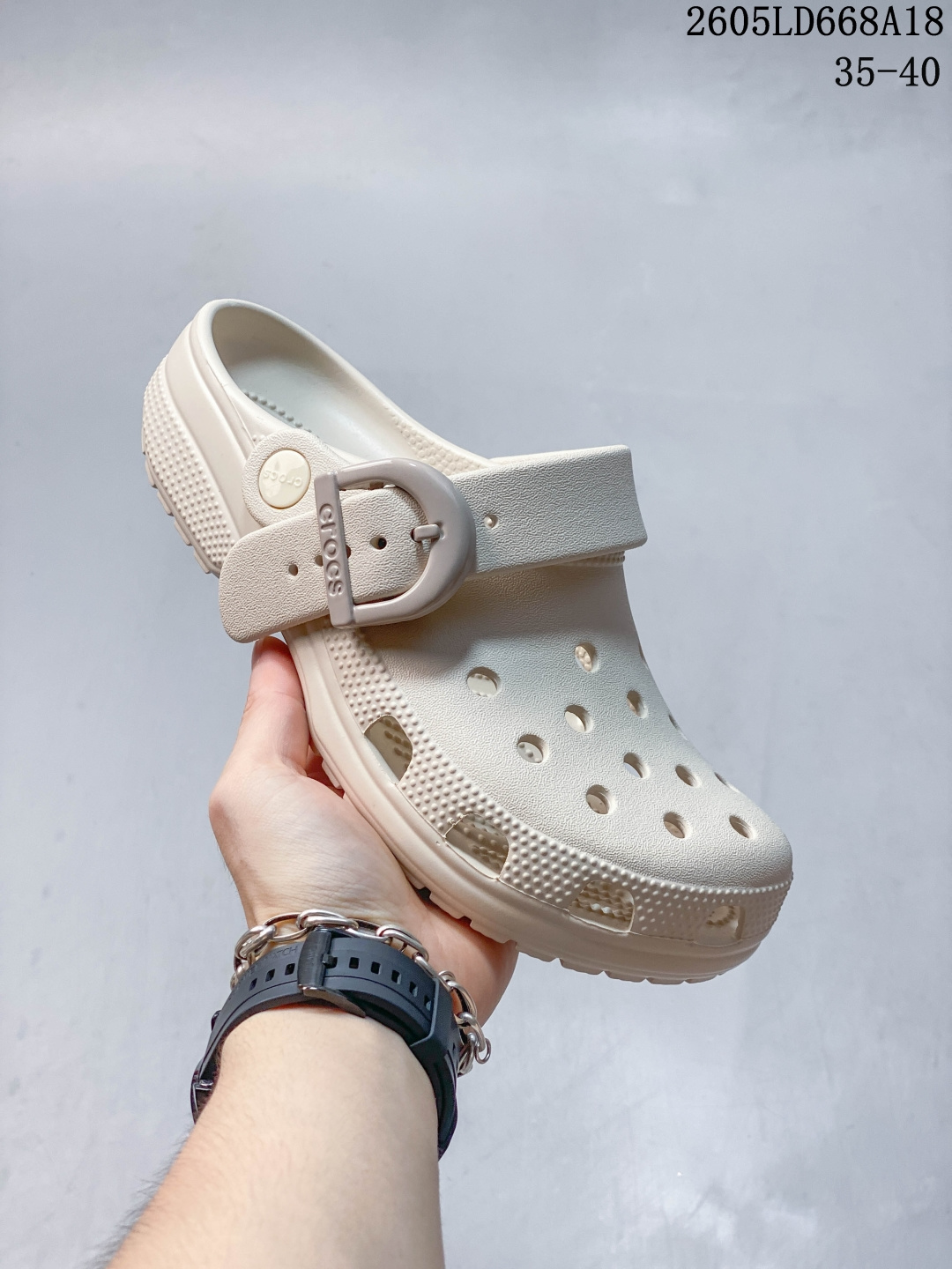 ️Crocs卡骆驰女款经典彩扣Clog洞洞鞋沙滩鞋拖鞋包头鞋凉鞋 卡骆驰Crocs Classic Clog 卡骆驰全系列休闲沙滩洞洞拖鞋凉鞋 超轻Croslite专利材料打造 鞋面更加耐用易清洗 该鞋款轻盈舒适！ 编码：213347 码数：35-40 05LD668A18 image 1