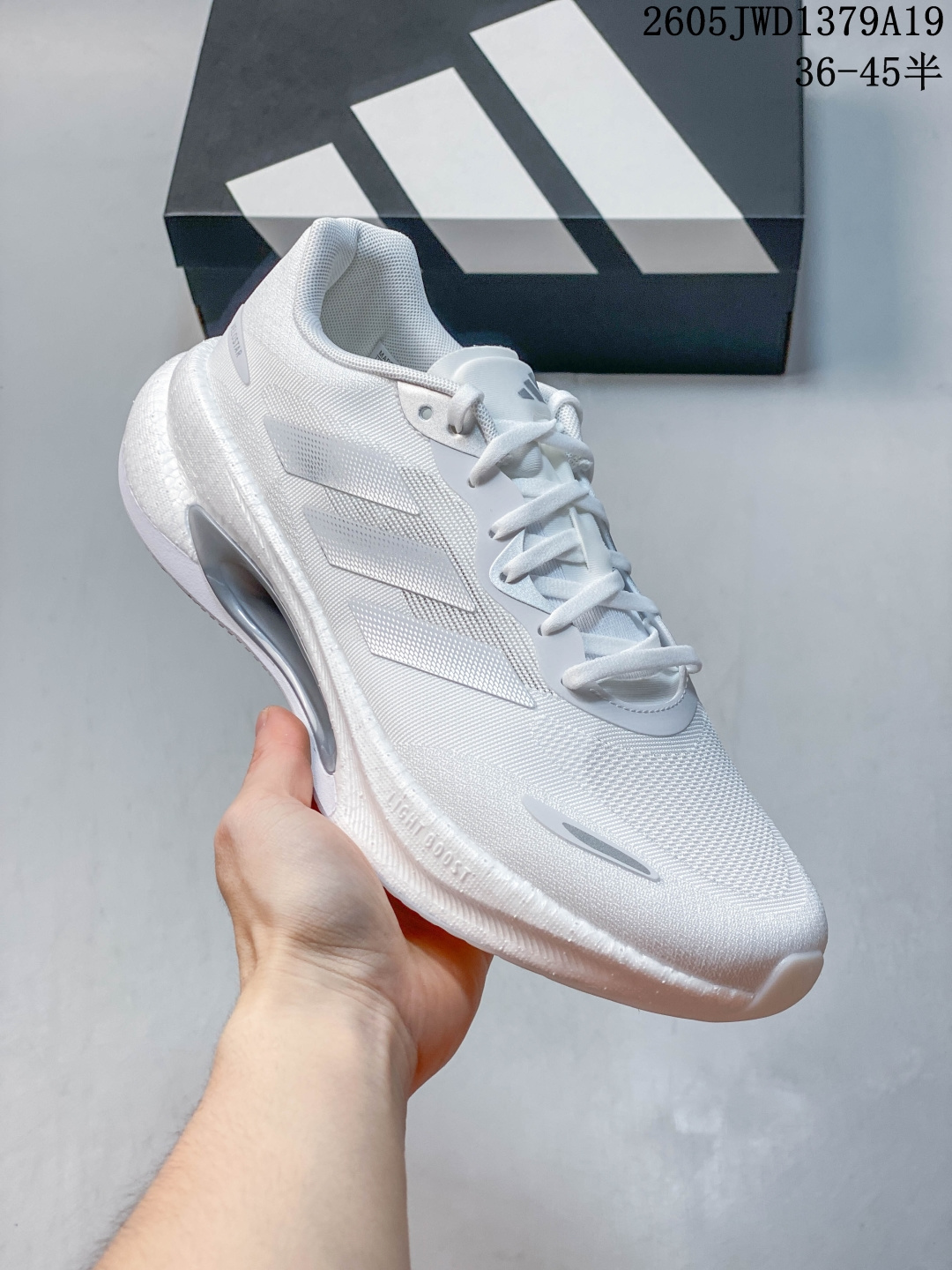 【新品🔥公司级】阿迪达斯(adidas)中性 跑步系列 VELOSTAR 跑步鞋 HQ7281 男女通款轻便透气耐磨运动跑步鞋adidas Velostar 是阿迪达斯推出的一款‌轻量化 BOOST 跑鞋‌,主打体考训练和日常慢跑,别轻‌:这双鞋主打轻量化设计,有评测提到它是阿迪首款 200 克(US8 码)内的 BOOST 跑鞋,上脚负担很小.‌脚感软弹‌:中底搭载了经典的 BOOST 科技,走路或跑步时能感觉到明显的缓震和回弹,对膝盖比较友好.‌透气不闷‌:鞋面用的是工程网眼材质,透湿排汗效果不错,夏天穿或者运动量大时脚丫子不容易捂汗.‌‌‌ 货号: KJ3886 半 05JWD1379A19