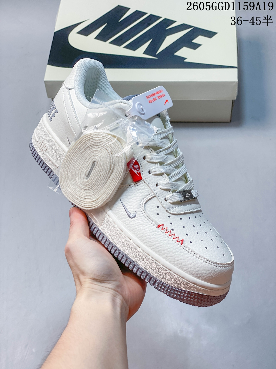 黑白经典 永不过时 AIR FORCE 1 米黑北面联名款,采用细腻荔枝纹皮革打造鞋身,黑白撞色搭配利落高级,双勾设计与后跟北面标识注入潮流联名质感.经典空军一号版型,低帮设计适配各种裤型,上脚自带百搭属性,日常通勤、街头出街都能轻松hold住,脚感舒适不闷脚,是鞋柜里的刚需款. 货号:LF6688-001 GGD1159A19