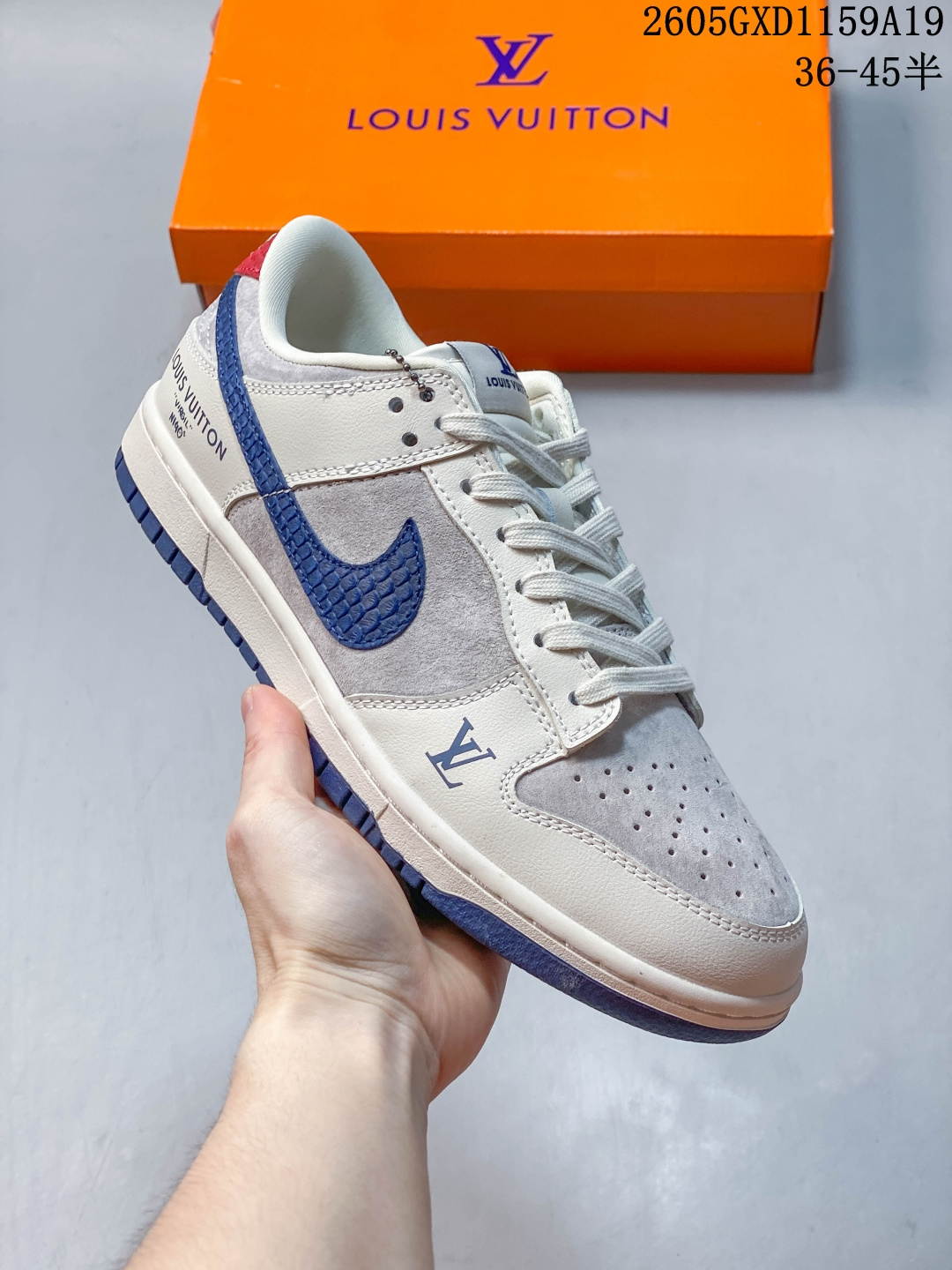 复古街头王者 SB DUNK LOW 米白与浅灰拼接鞋面质感高级,藏蓝Swoosh搭配金属LV挂饰,后跟红标与侧部LV标识呼应联名设计,Dunk经典低帮版型上脚显高显瘦,橡胶外底防滑耐磨,无论是搭配牛仔裤还是工装裤,都能轻松穿出潮流博主范儿. 货号:XX3168-122 GXD1159A19