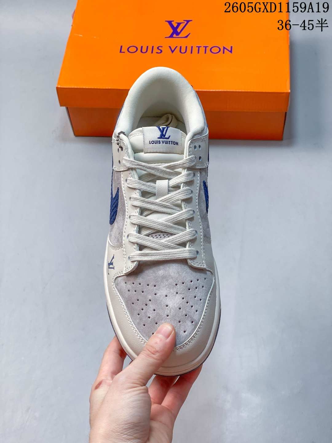 复古街头王者 SB DUNK LOW 米白与浅灰拼接鞋面质感高级,藏蓝Swoosh搭配金属LV挂饰,后跟红标与侧部LV标识呼应联名设计,Dunk经典低帮版型上脚显高显瘦,橡胶外底防滑耐磨,无论是搭配牛仔裤还是工装裤,都能轻松穿出潮流博主范儿. 货号:XX3168-122 GXD1159A19