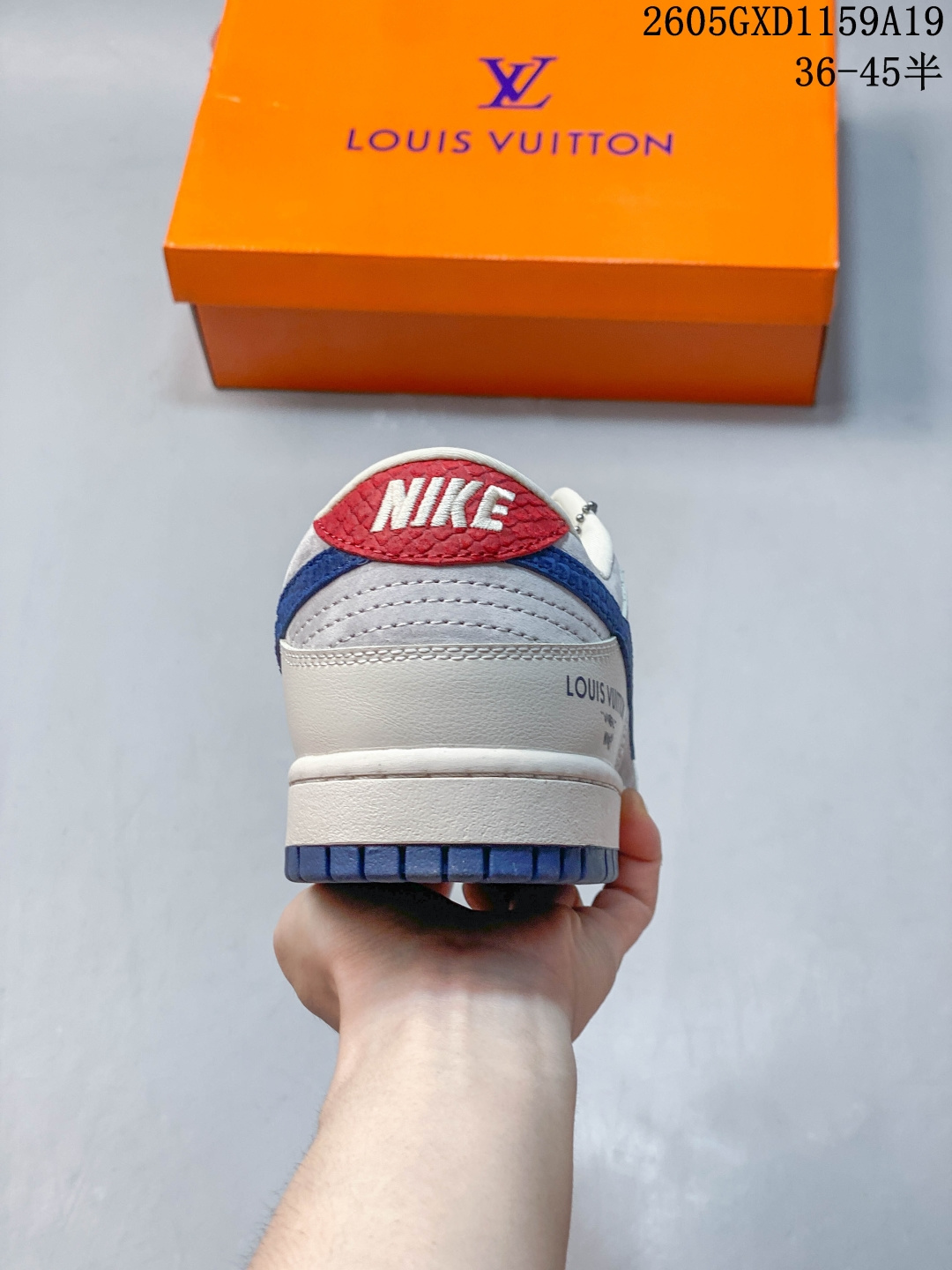 复古街头王者 SB DUNK LOW 米白与浅灰拼接鞋面质感高级,藏蓝Swoosh搭配金属LV挂饰,后跟红标与侧部LV标识呼应联名设计,Dunk经典低帮版型上脚显高显瘦,橡胶外底防滑耐磨,无论是搭配牛仔裤还是工装裤,都能轻松穿出潮流博主范儿. 货号:XX3168-122 GXD1159A19