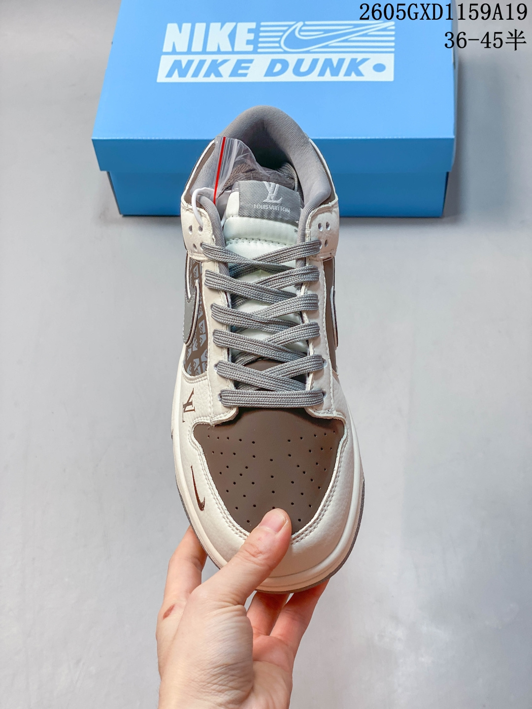 复古街头王者 SB DUNK LOW 米白与浅灰拼接鞋面质感高级,藏蓝Swoosh搭配金属LV挂饰,后跟红标与侧部LV标识呼应联名设计,Dunk经典低帮版型上脚显高显瘦,橡胶外底防滑耐磨,无论是搭配牛仔裤还是工装裤,都能轻松穿出潮流博主范儿. 货号:XX3168-122 GXD1159A19