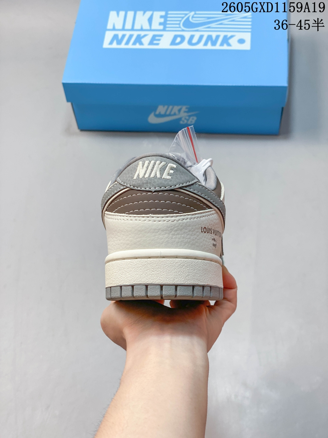 复古街头王者 SB DUNK LOW 米白与浅灰拼接鞋面质感高级,藏蓝Swoosh搭配金属LV挂饰,后跟红标与侧部LV标识呼应联名设计,Dunk经典低帮版型上脚显高显瘦,橡胶外底防滑耐磨,无论是搭配牛仔裤还是工装裤,都能轻松穿出潮流博主范儿. 货号:XX3168-122 GXD1159A19
