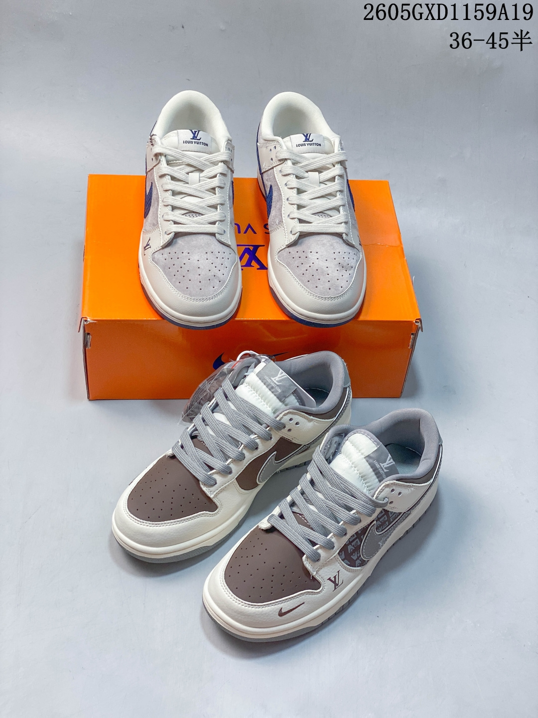 复古街头王者 SB DUNK LOW 米白与浅灰拼接鞋面质感高级,藏蓝Swoosh搭配金属LV挂饰,后跟红标与侧部LV标识呼应联名设计,Dunk经典低帮版型上脚显高显瘦,橡胶外底防滑耐磨,无论是搭配牛仔裤还是工装裤,都能轻松穿出潮流博主范儿. 货号:XX3168-122 GXD1159A19