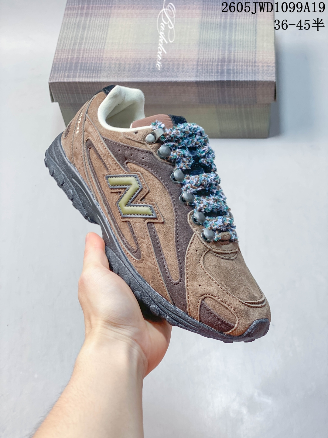 新百伦 New Balance 204L 复古薄底鞋重塑都市运动美学时尚运动跑步鞋,以复古薄底设计与室内足球鞋灵感,打造兼具轻量化通勤与潮流穿搭的多功能鞋款.采用麂皮与网眼拼接鞋面,搭配大地色系或静奢浅褐配色,呈现复古与现代的平衡.薄底优化:中底采用超薄EVA. 货号:U204LBC1 ID: HL141600520 B 05JWD1099A19