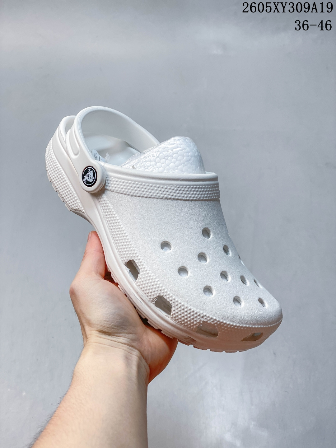 ️卡洛驰云朵 Crocs 卡骆驰 明星上脚同款 经夏季经典两用沙滩洞洞鞋 凉鞋拖鞋。 Crocs的核心理念：轻便 灵活 全方位的舒适感 。 同步官方尺码：（Ｗ5＝35 Ｗ６＝36 Ｗ7＝37 Ｗ8＝38 Ｗ９＝39/40 编码170009 05XY309A19 image 1