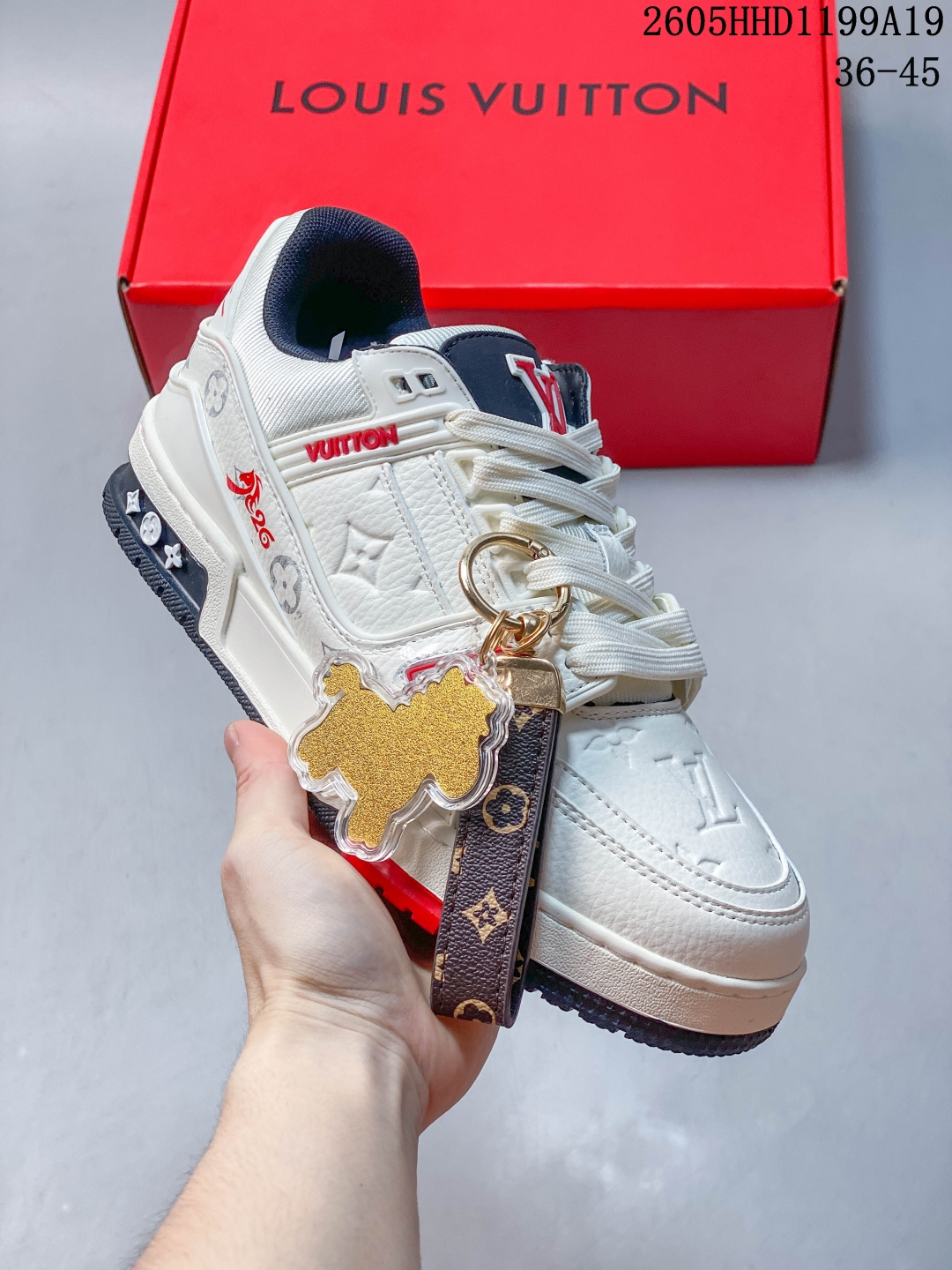 LV TRAINER银灰印花(中国红限定礼盒版本-钥匙扣丢失扣20元) 26年限定中国红礼盒及全套包装说明书防尘布袋物件,完美楦型,独家开模定制! trainer这个系列是路易威登融合街头潮流与高级时装的标志性之作.在材料选用上,鞋面采用Monogram印花与Monogram压纹粒面牛皮革的搭配,呈现出独特的复古韵味.荔枝纹粒面头层牛革鞋面,触感细腻且富有韧性,自带自然的皮革纹理,彰显高级质感,为鞋子增添了丰富的层次感.鞋垫采用原版超软乳胶材质,新鞋零磨合不磨脚,软乎乎的皮质包裹感超棒,鞋底则采用橡胶材质,刻有经典的Monogram花卉纹路,不仅防滑,还带走缓震效果还极具设计感.做工方面,TRAINER系列板鞋展现了精湛的工艺水准.鞋头采用圆润设计,原版空胶工艺搭配包边工艺,不仅美观,还能有效防踢蹭.鞋舌、侧面和后部饰有LV字母,侧面还有Vuitton标识,均做工精细,彰显品牌身份.鞋身走线工整均匀,看不到任何多余的线头,皮革的拼接处也处理得极为细腻,体现了我们对细节的极致追求.百搭属性直接封神!配牛仔裤是复古街头风,搭西装裤秒变松弛通勤感,甚至配半身裙都甜妹感拉满,堪称"衣柜万能钥匙".这双集颜值、质感、实穿性于一体的奢牌板鞋! 货号:2A8DM10VL IZE:36 37 38 39 40 41 42 43 44 45(不带半) 05HHD1199A19