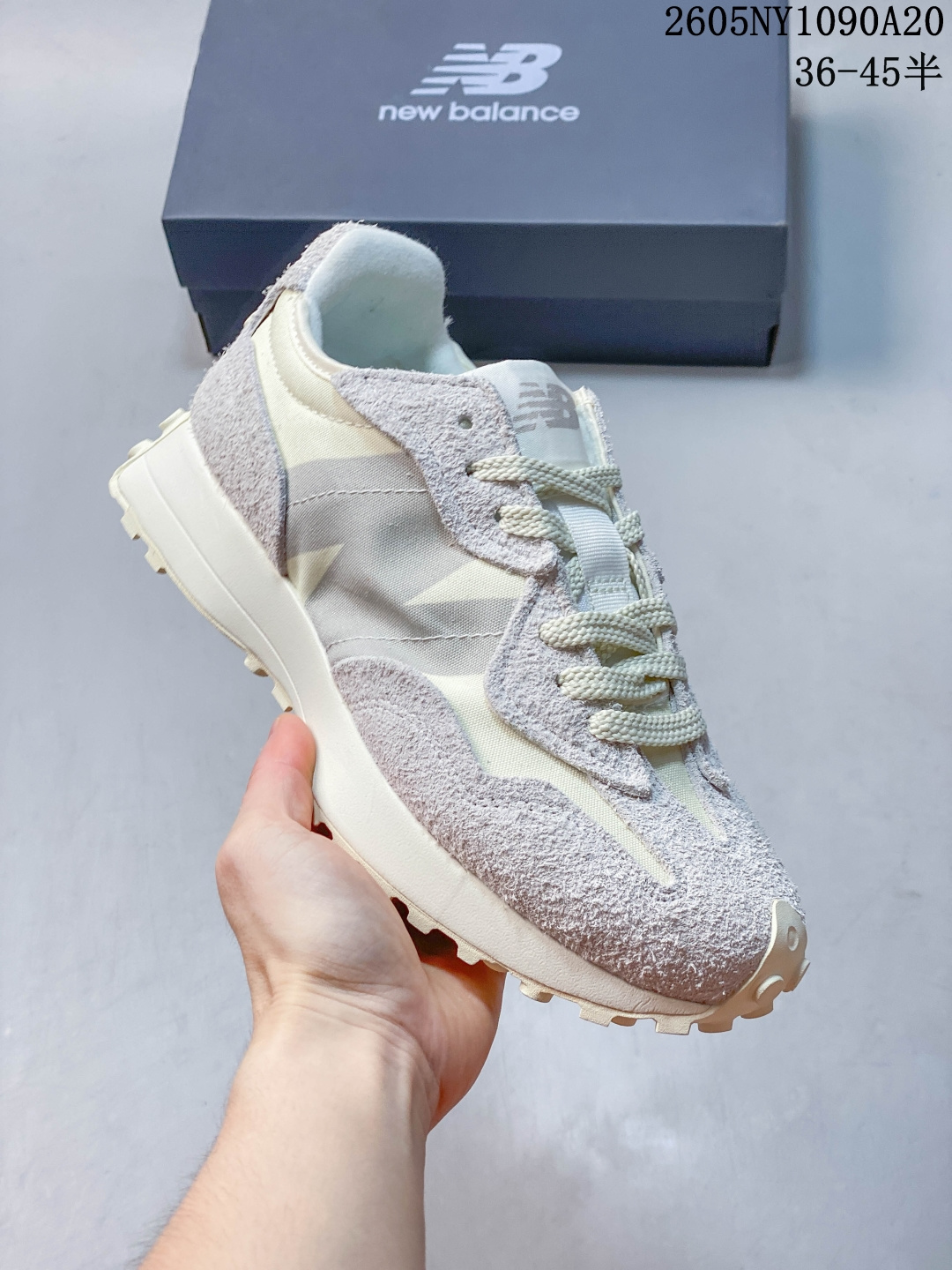 【】新百伦 NEW BALANCE NB官方男鞋女鞋百搭复古经典运动休闲鞋471系列 U471AL 匠心传承的百年运动品牌New Balance发布471鞋款，以品牌经典320鞋款为灵感，巧妙融合精湛工艺与时尚设计，焕新复古薄底鞋风貌，让每一刻都自成风格。New Balance 471鞋款以经典320鞋款为蓝本，采用纤细鞋楦，勾勒出更贴合日常穿搭的轻盈外形，同时通过细节刻画复古韵味。标志性的鞋头搭配加宽鞋带，视觉比例更显修长利落；鞋舌处外露的海绵设计，增添复古层次，唤起70年代跑鞋的经典记忆。轻薄EVA中底兼具舒适回弹与稳定支撑，赋予穿着者更轻盈的脚感，自在探索都市与户外。无论是在快节奏的都市通勤，还是轻松随性的日常休闲，都能游刃有余地适配多种风格，塑造个性鲜明的风格表达。471鞋款特别附赠两双带有品牌标识的限定配色鞋带，在色彩的变换间激发更多造型灵感。 货号: U471AM 编码: HL14800414 Size:36～45B 05NY1090A20 image 1