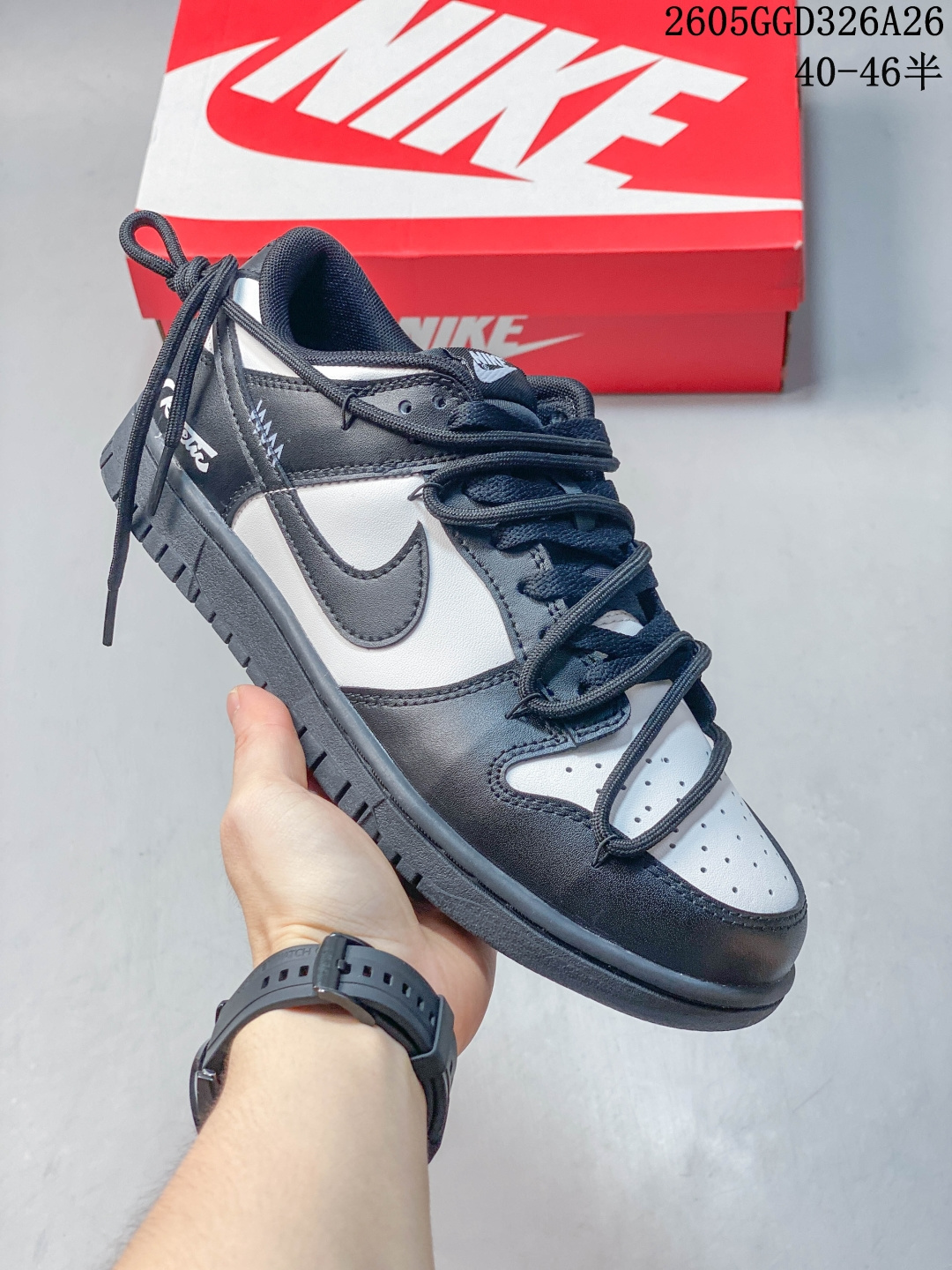 Nike SB Dunk Low 扣篮系列 复古低帮休闲运动滑板板鞋。采用脚感柔软舒适ZoomAir气垫，有效吸收滑板等极限运动在落地时带来的冲击力，为街头运动者们提供更好的保护。 货号：IO7606 尺码36 36.5 37.5 38 38.5 39 40 40.5 41 42 42.5 43 44 45 46 05GGD326A26 image 1