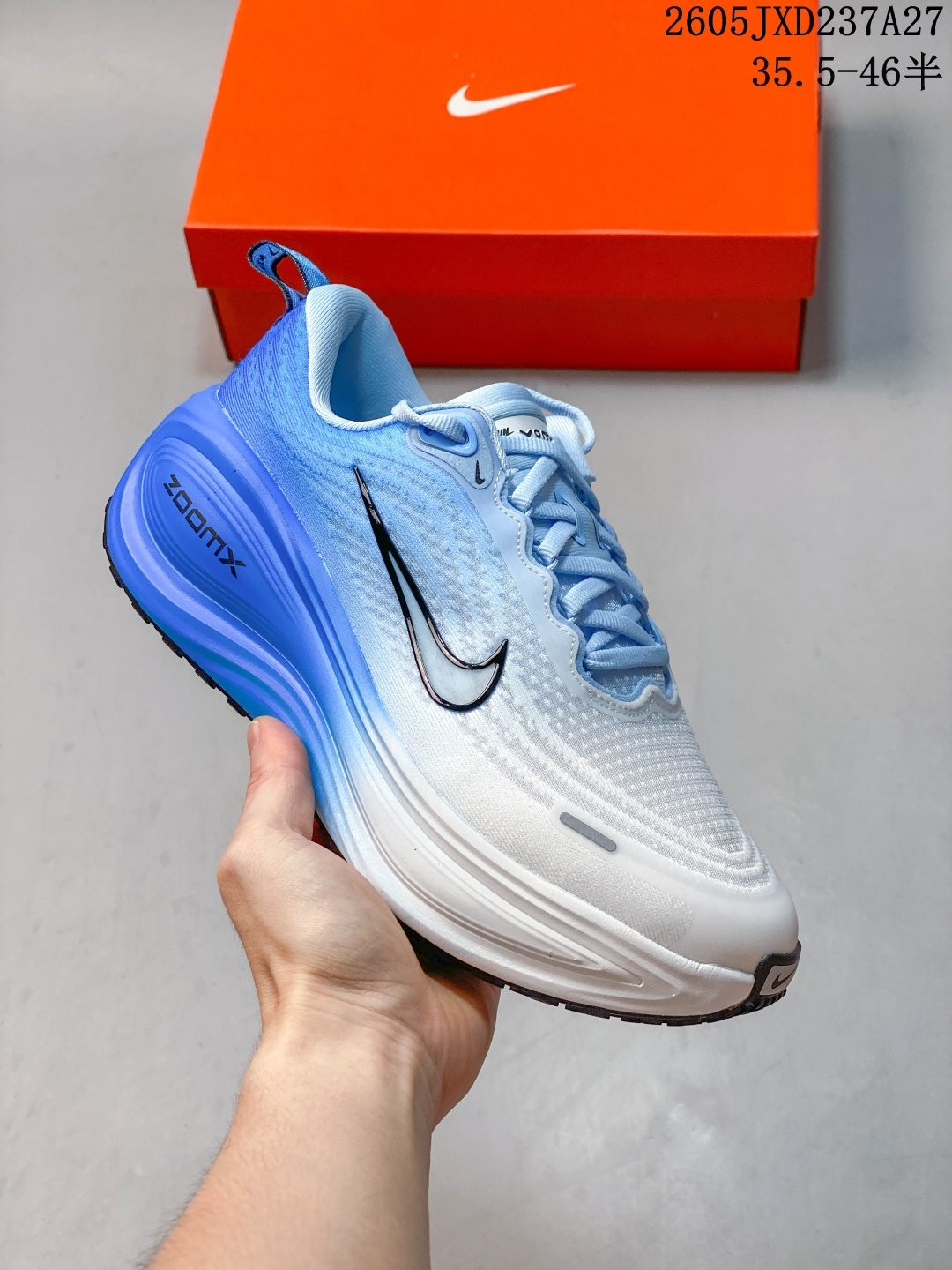 Nike Vomero Plus 舒适减震防滑 低帮跑步鞋 全掌ReactX泡绵中底 前掌和后跟还配备了Air Zoom气垫单元 据说跑起来更快更舒适哦 这次最大的升点 首次引入了ReactX泡绵 货号:IM2038-040 尺码:36 36.5 37.5 38 38.5 39 40 40.5 41 42 42.5 43 44 45 ID:JKD101-FZS 05JXD237A27 image 1