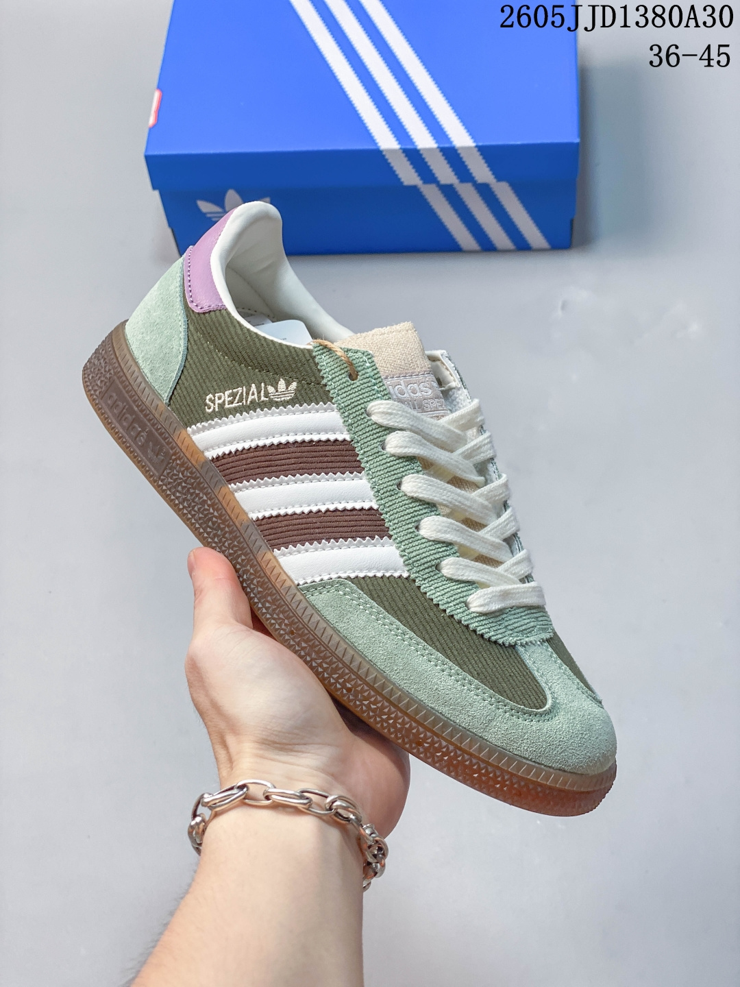 Adidas HANDBALL SPEZIAL 低帮三叶草学院风复古休闲板鞋 德训鞋 橡胶底皮革拼接鞋面 经典运动鞋板鞋。圆头、缝合拼接设计、正面绑带、鞋舌部位附有标贴、经典三条杠装饰鞋侧，承载青春情怀的板鞋。品牌辨识度清晰，牛筋耐磨大底。 货号：FG4891 6592 SIZE：36 36⅔ 37⅓ 38 38⅔ 39⅓ 40 40⅔ 41⅓ 42 42⅔ 43⅓ 44 45 05JJD1380A30 image 1