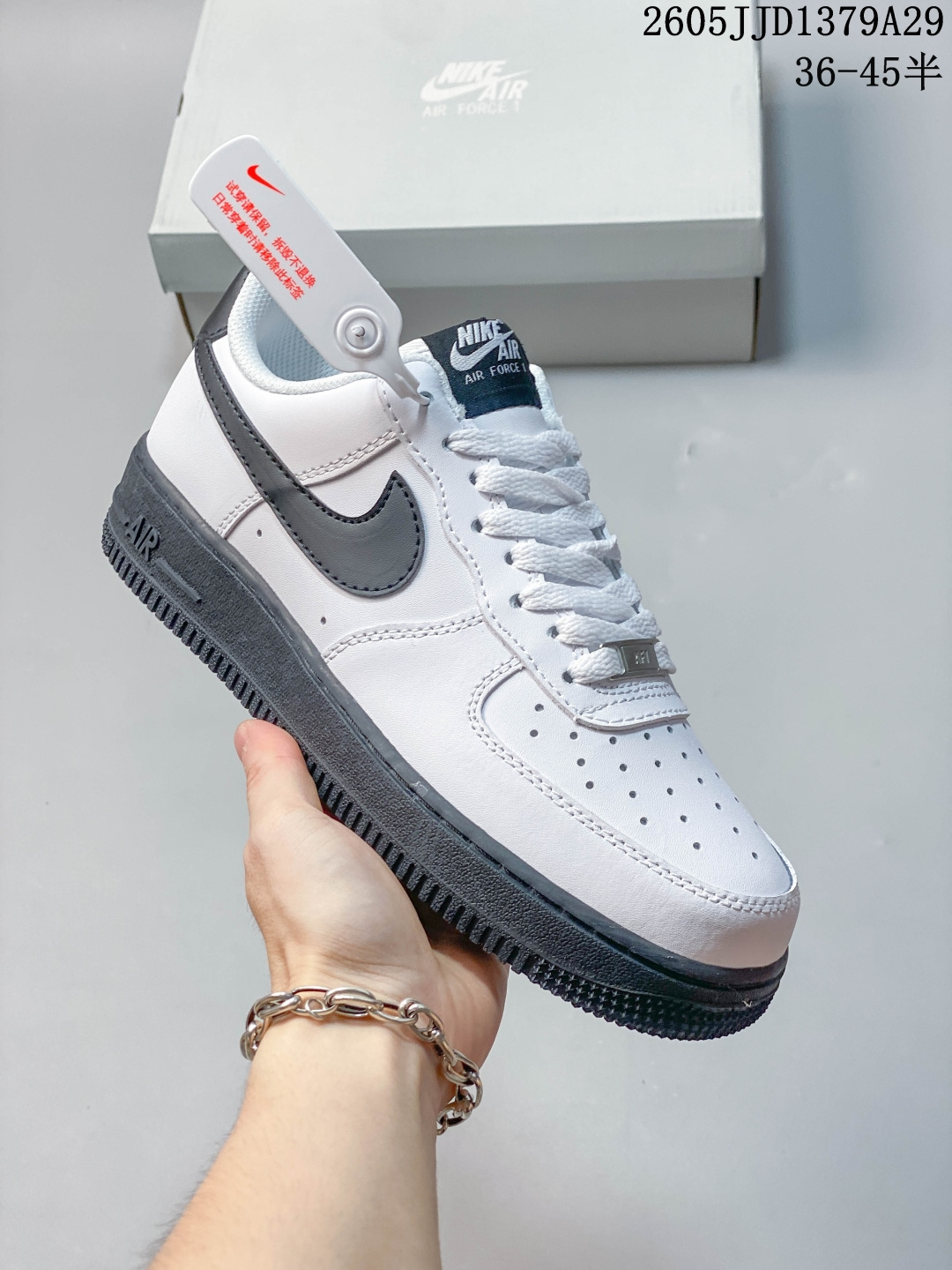 Nike AIR FORCE 1’07空军一号低帮百搭休闲运动板鞋。柔软、弹性十足的缓震性能和出色的中底设计，横跨复古与现代的外型结合，造就出风靡全球三十多年的Force 货号:FJ4146-129 尺码:36 36.5 37.5 38 38.5 39 40 40.5 41 42 42.5 43 44 45 05JJD1379A29 image 1