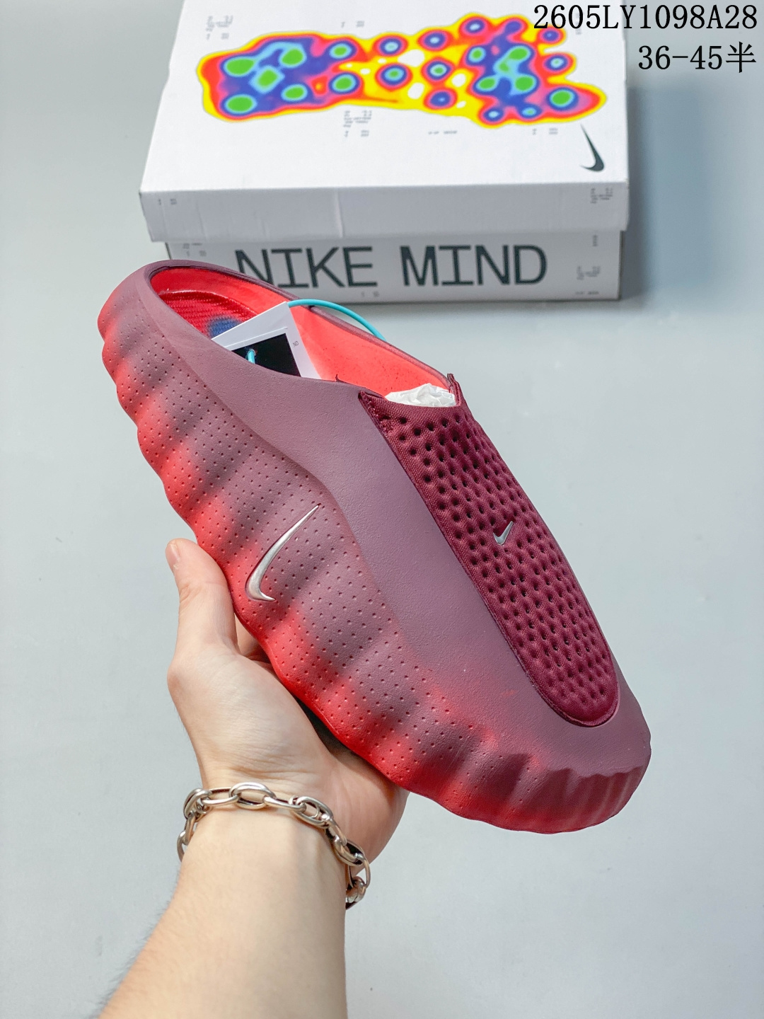 耐克 Nike Mind 001 耐克一脚蹬赛前包头恢复拖鞋 舒适柔软贴合包头拖鞋潮流柔软缓震户外跑步休闲鞋 HQ4307-600Nike把神经科技与潮流美学第一次写进同一双鞋——Mind 001自带按摩功效,鞋身‌:采用柔软的发泡材料,侧面有亮银色Swoosh标志和波浪纹理,鞋跟处印有“Nike”和“Mind”金属标识.‌‌‌‌鞋底‌:由‌数百个贯穿中底的小型橡胶柱构成‌,直接与脚垫接触,提供物理刺激.‌‌‌鞋子很轻,穿起来确实还行,鞋型很OK搭配起来也比大多数拖鞋帅#NikeMind #新年买新鞋 #今日份宝藏百搭拖鞋 #Nike潮流拖鞋开箱 #nike新品好物 货号: HQ4307 1⁄3 38 391⁄3 40 411⁄3 42 431⁄3 44 45 ID:HL14850529 B 05LY1068A28