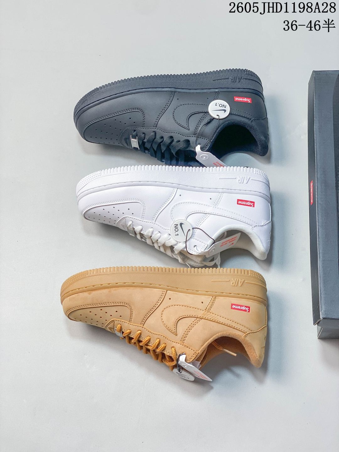 ️独家实拍 No.1（遥遥领先👍🏻） 别 Nike Air Force 1 Low ——“电竞” 货号：DC0710-191 冲刀皮料切割干净 无任何毛边 清洁度细节完美 做工细节全方位比对原鞋。 原楦原纸板 打造纯正空军 专注外贸渠道 全掌内置蜂窝气垫 配件 中底钢印、拉帮完美！ 全套原楦原模倾力打造完美版型！ 无解鞋型 原配 超高清洁度 全鞋零毛边皮料切割！ 👍一码配一扣 👍品质问题一月换新 👍终身质保 我们承诺/保证：所有No.1AF1全是官方原鞋开发-全方位比对原鞋！ 👍复刻官方模具-倾力打造完美版型！！ 👍全掌内置蜂窝气垫-材质用料绝不偷工减料！ 👍全配色更换新一代最新版-鱼鳞纹大底！＋可荧光邦迪车缝线！ SIZE：35 36 36.5 37.5 38 38.5 39 40 40.5 41 42 42.5 43 44 44.5 45 05JHD1198A28 image 1