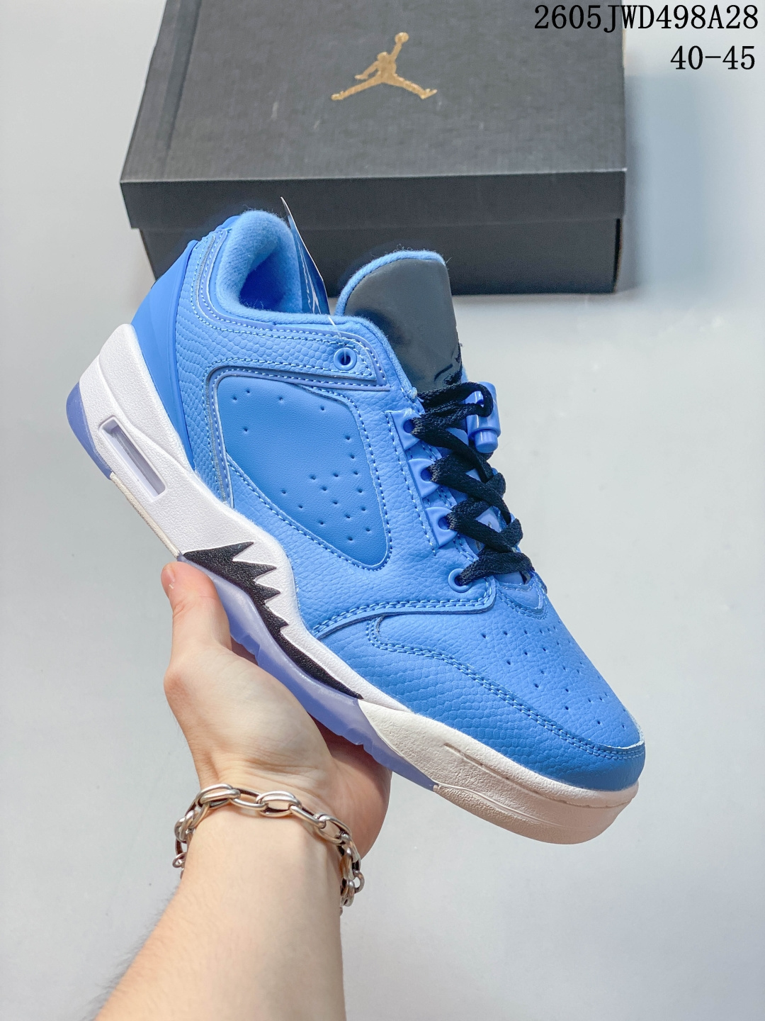 ️【】 Nike Air Jordan 5 Retro 低帮男款运动鞋 乔丹之子 AJ5 乔丹5代 aj5 乔5 乔丹5 低邦 乔丹篮球运动鞋 复古休闲文化篮球鞋。Air Jordan创立于1985年是Nike旗下以史上最著名的NBA球星迈克尔乔丹( Michael jordan)命名的系列。30多年过去了， Air ordan系列已然成为全球最好的篮球鞋系列。许多热门鞋款也已经成为潮流人士的首选。整体风格 酷劲十足！ 货号: IO3372 SIZE: 40 41 42 43 44 45 ID: FIRZNL 05JWD498A28 image 1
