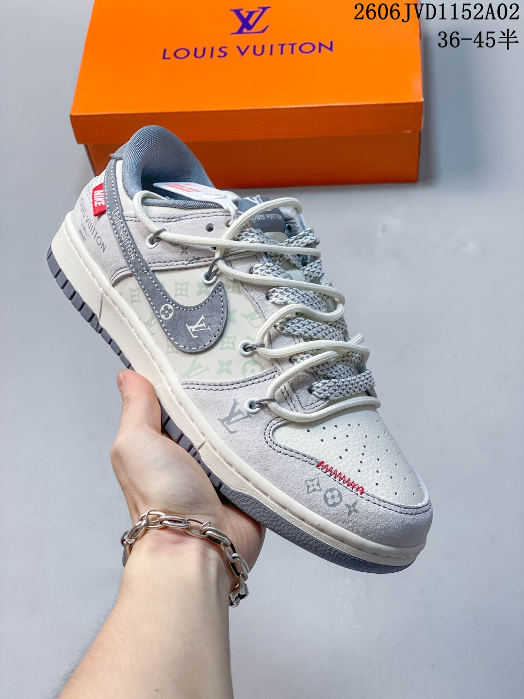 Louis Vuitton x Nike Dunk Low 双拼涂鸦 此款主张打破传统的工业化流水线设计限制,以Made by ideas的超级创意为理念,集结众多潮流设计师,结合时下最ing潮流风尚,为潮流爱好者打造彰品自我的专属潮品.同时尊重每个年轻人对于潮流的理解与选择,主张“让每个年轻人塑造自己的潮流”. 货号: CX5050-Y18 JVD1152A02