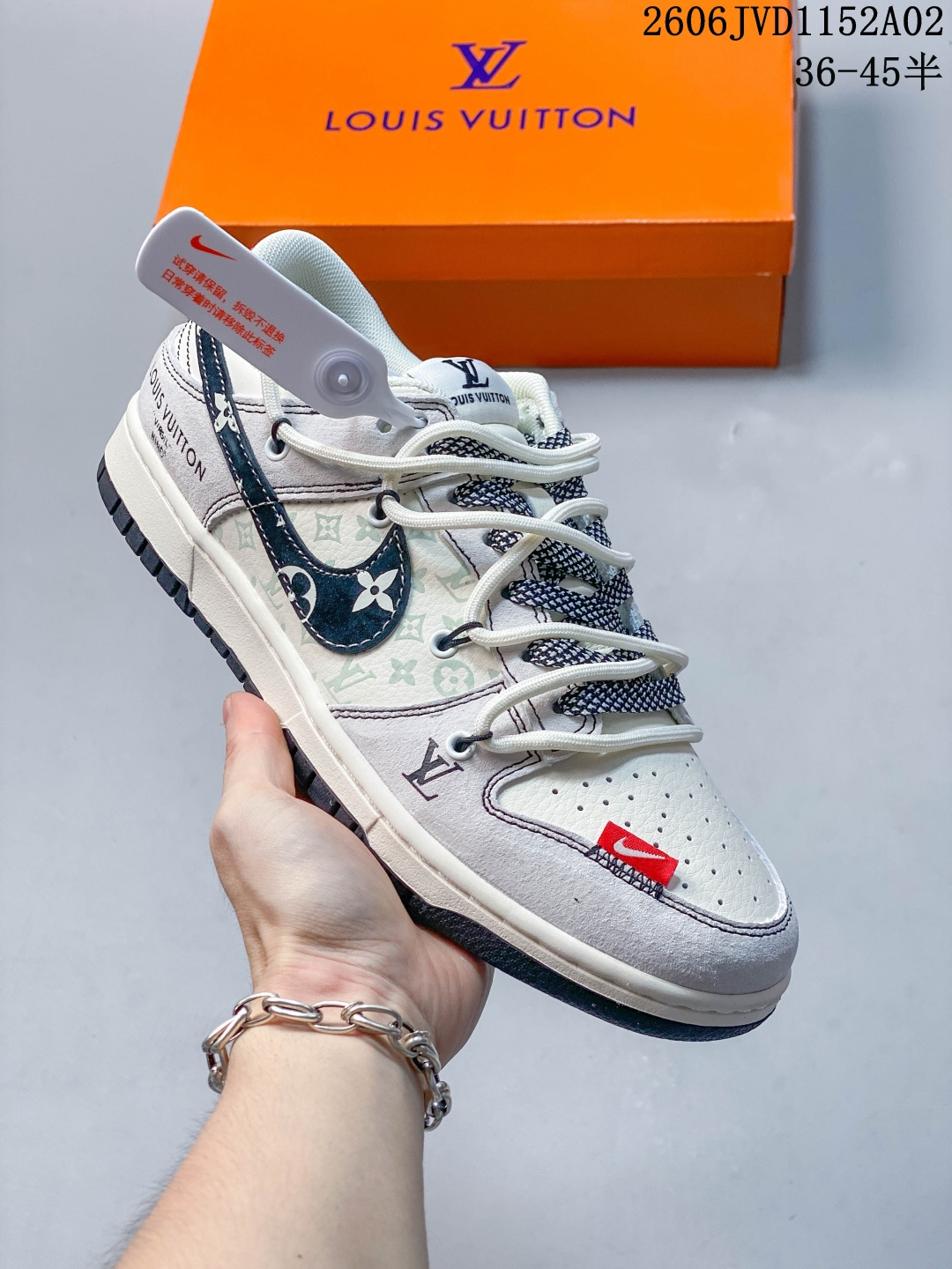 Louis Vuitton x Nike Dunk Low 双拼涂鸦 此款主张打破传统的工业化流水线设计限制,以Made by ideas的超级创意为理念,集结众多潮流设计师,结合时下最ing潮流风尚,为潮流爱好者打造彰品自我的专属潮品.同时尊重每个年轻人对于潮流的理解与选择,主张“让每个年轻人塑造自己的潮流”. 货号: CX5050-Y18 JVD1152A02