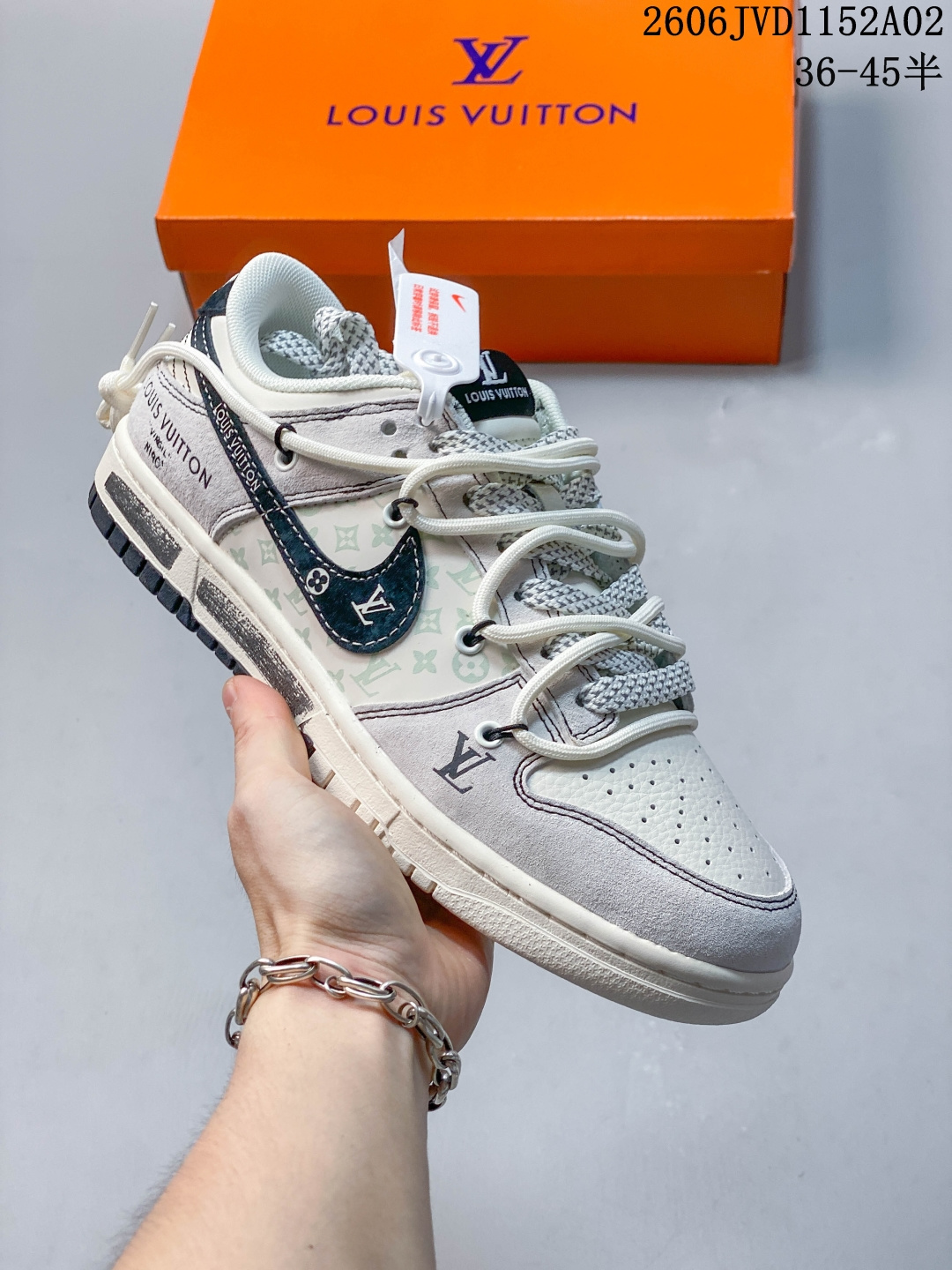 Louis Vuitton x Nike Dunk Low 双拼涂鸦 此款主张打破传统的工业化流水线设计限制,以Made by ideas的超级创意为理念,集结众多潮流设计师,结合时下最ing潮流风尚,为潮流爱好者打造彰品自我的专属潮品.同时尊重每个年轻人对于潮流的理解与选择,主张“让每个年轻人塑造自己的潮流”. 货号: CX5050-Y18 JVD1152A02