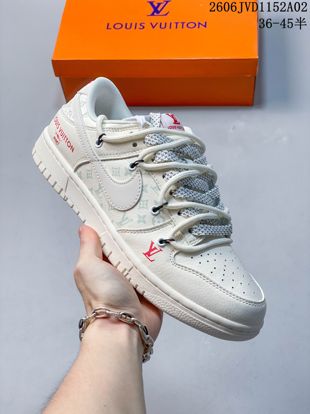 Louis Vuitton x Nike Dunk Low 双拼涂鸦 此款主张打破传统的工业化流水线设计限制,以Made by ideas的超级创意为理念,集结众多潮流设计师,结合时下最ing潮流风尚,为潮流爱好者打造彰品自我的专属潮品.同时尊重每个年轻人对于潮流的理解与选择,主张“让每个年轻人塑造自己的潮流”. 货号: CX5050-Y18 JVD1152A02